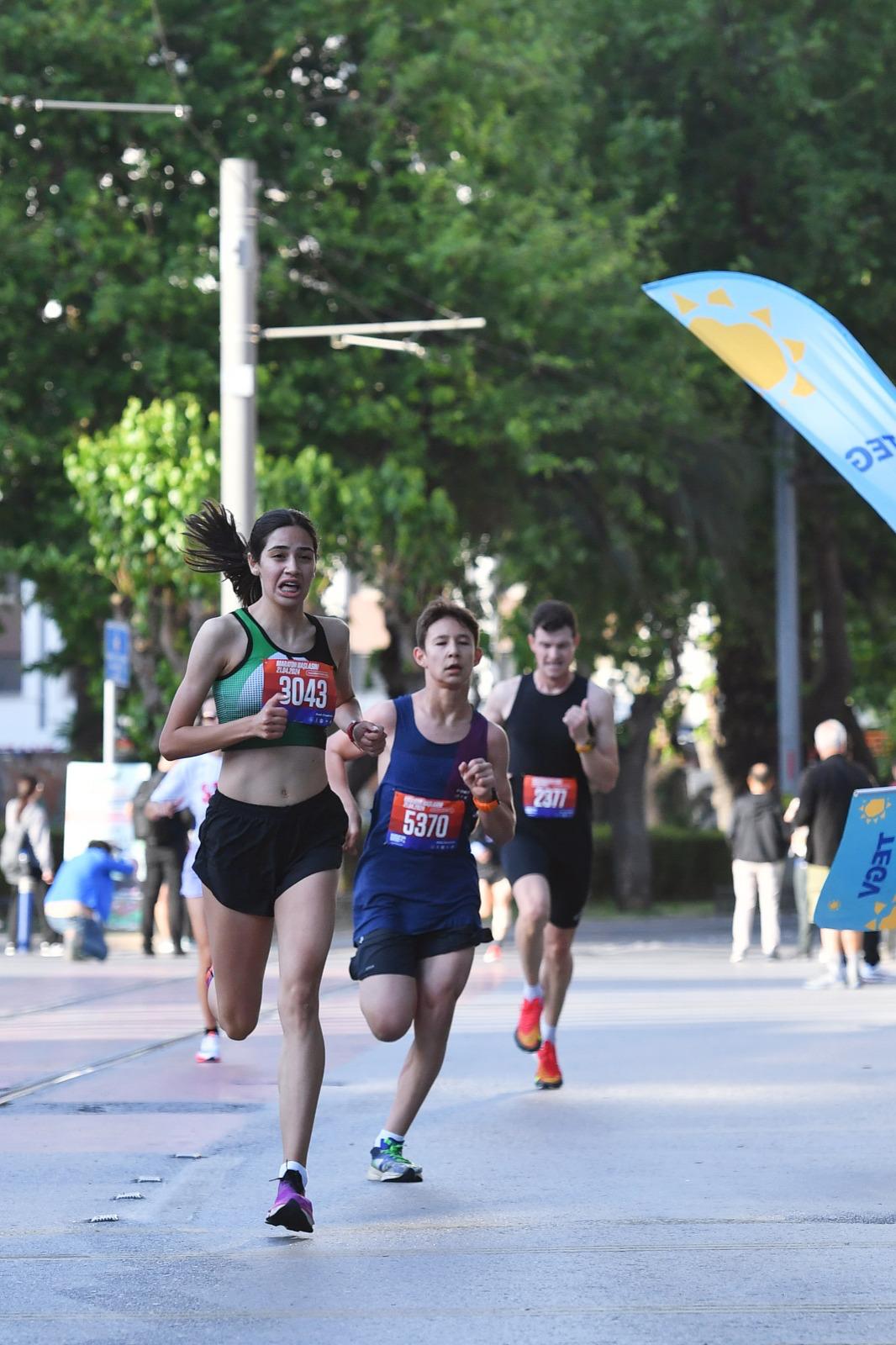 Türkiye’nin en hızlı maratonu Maraton İzmir koşuldu