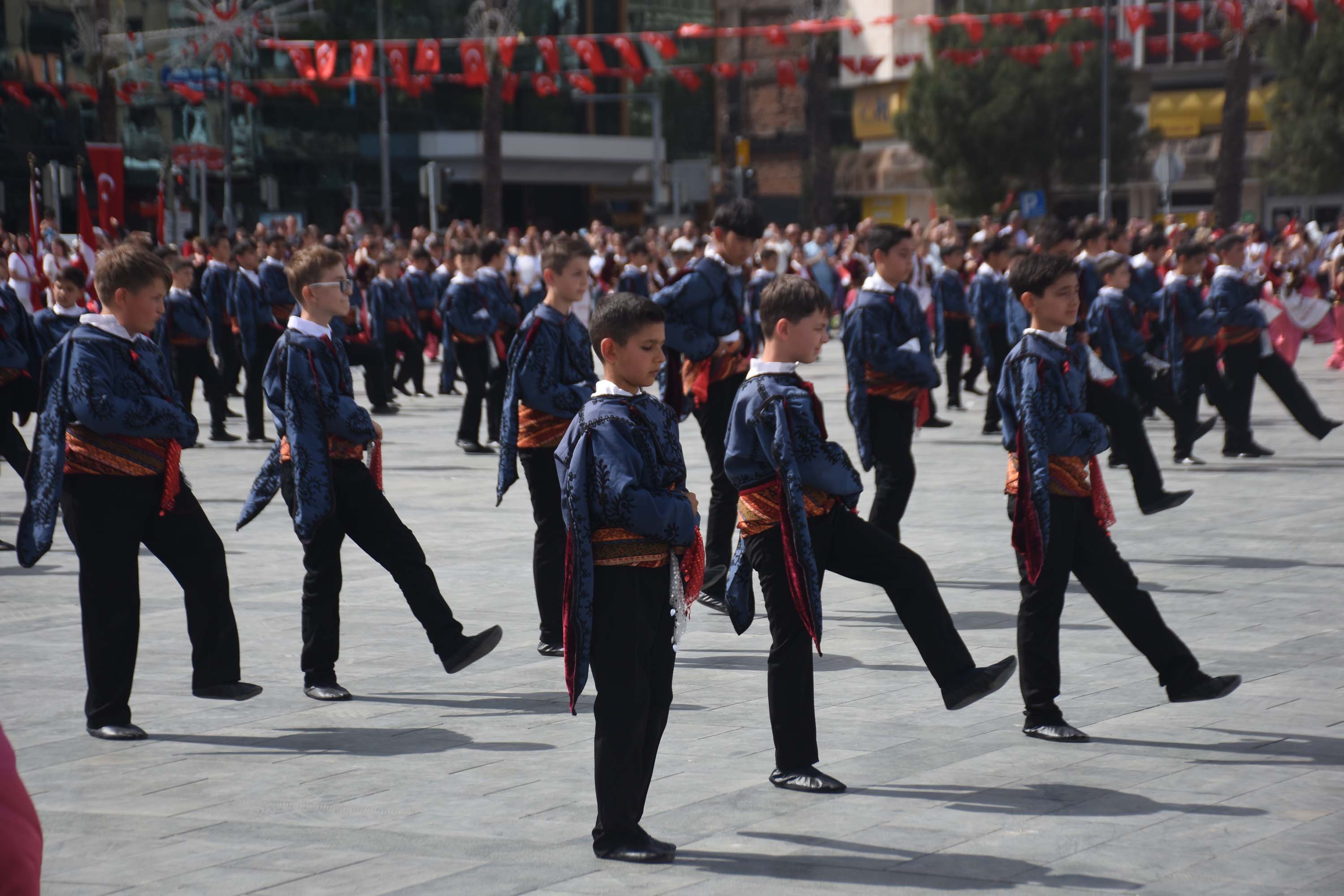 İzmir'de 23 Nisan coşkusu