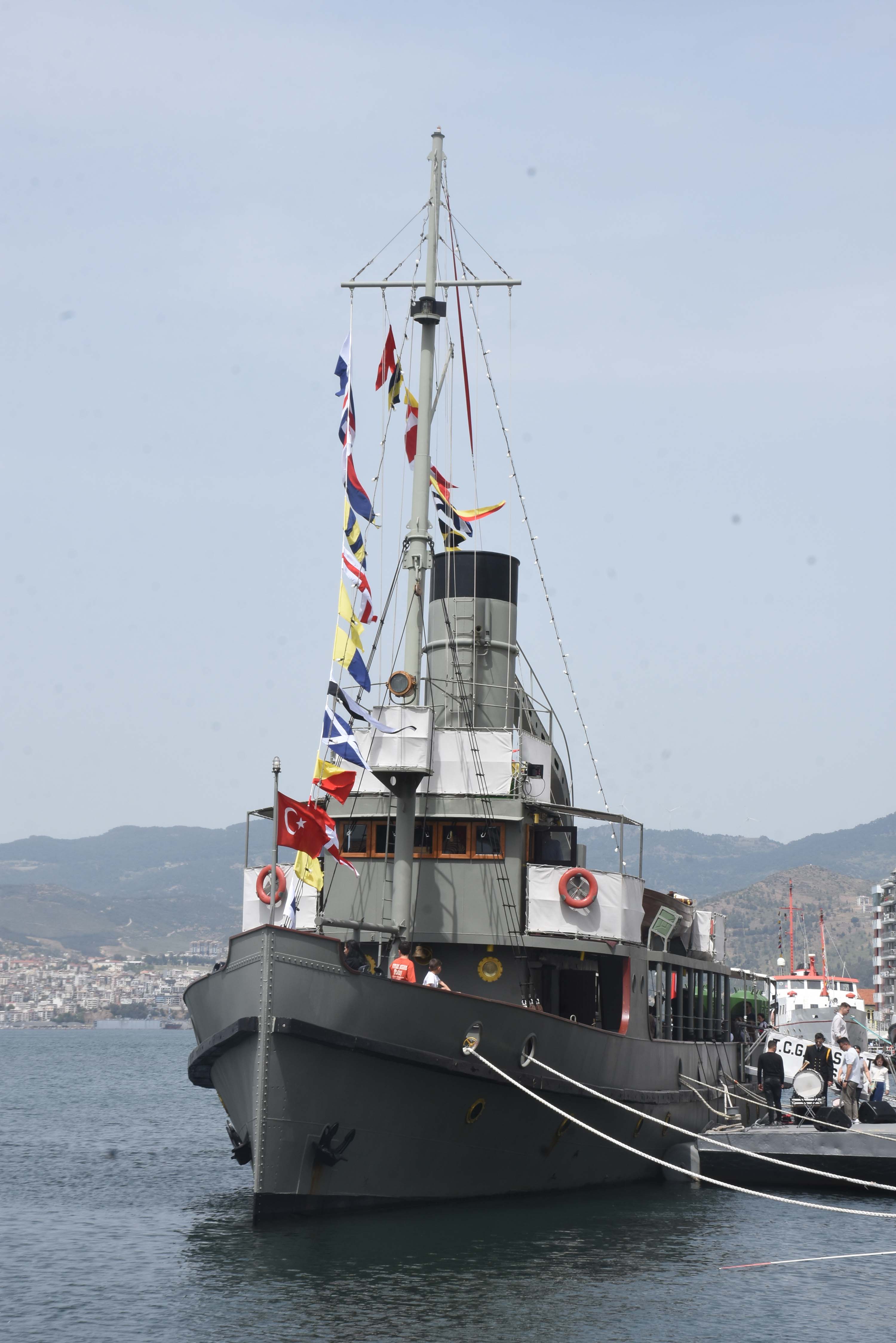 TCG Nusret Müze Gemisi'ne İzmir'de ziyaretçi akını