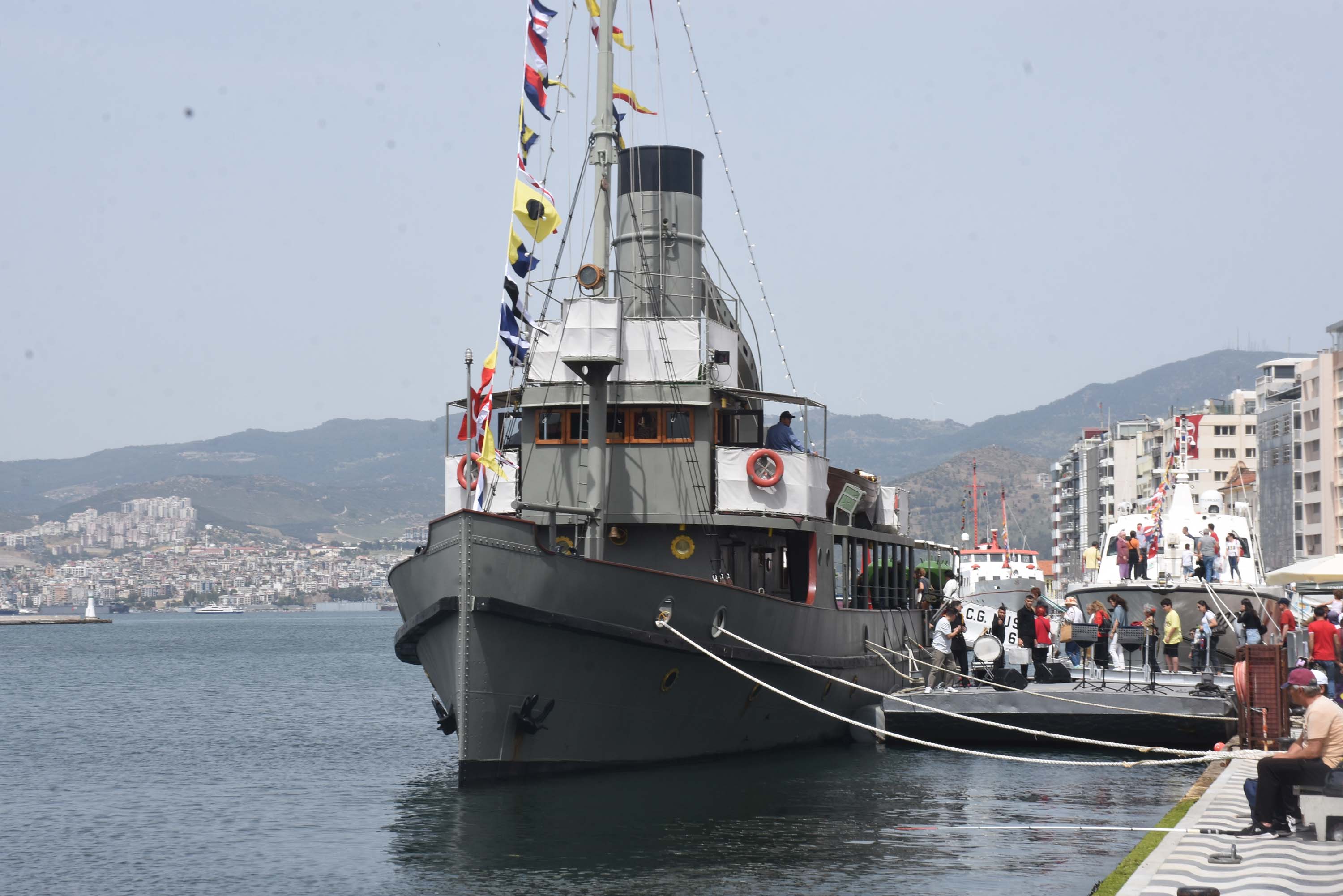 TCG Nusret Müze Gemisi'ne İzmir'de ziyaretçi akını