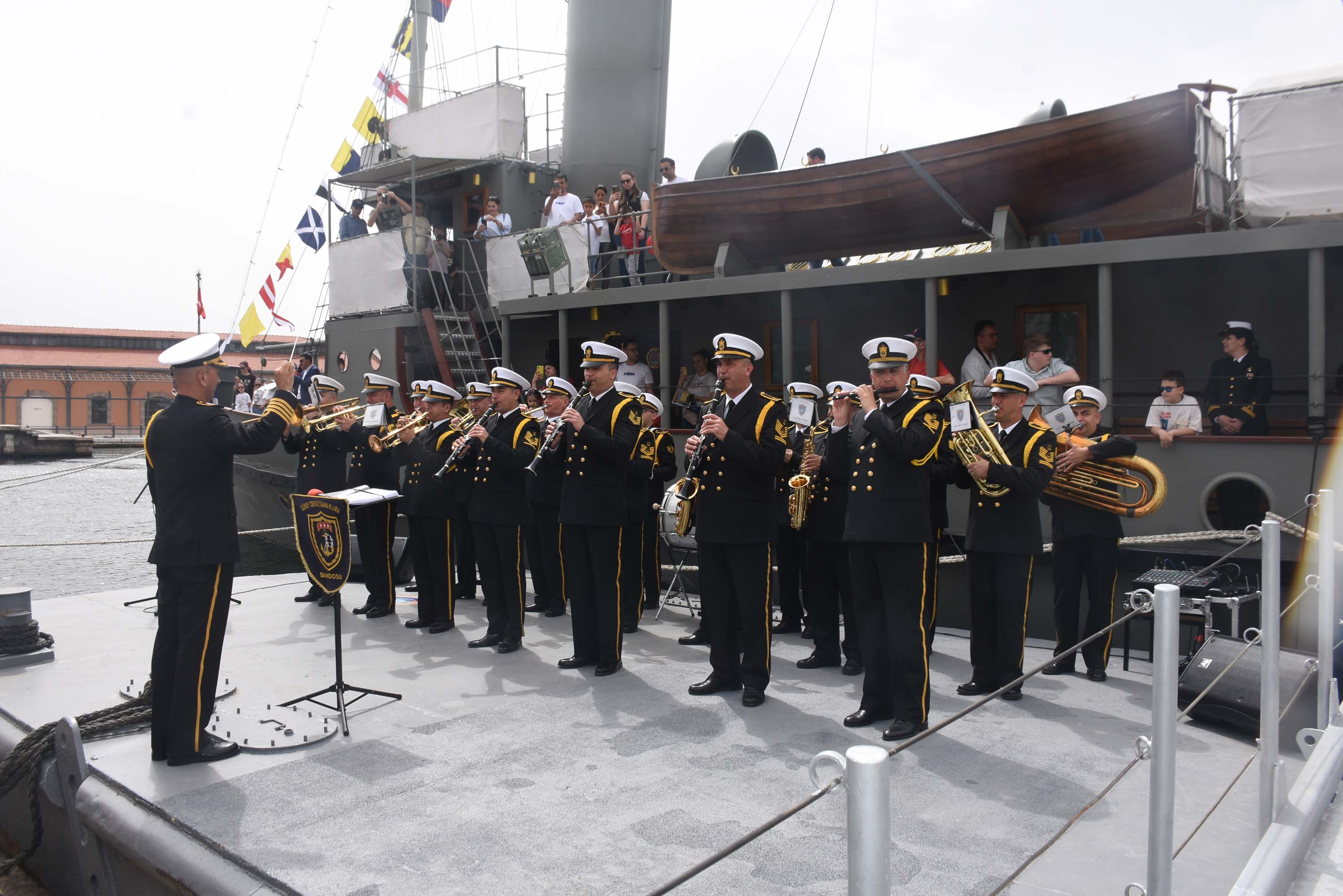 TCG Nusret Müze Gemisi'ne İzmir'de ziyaretçi akını