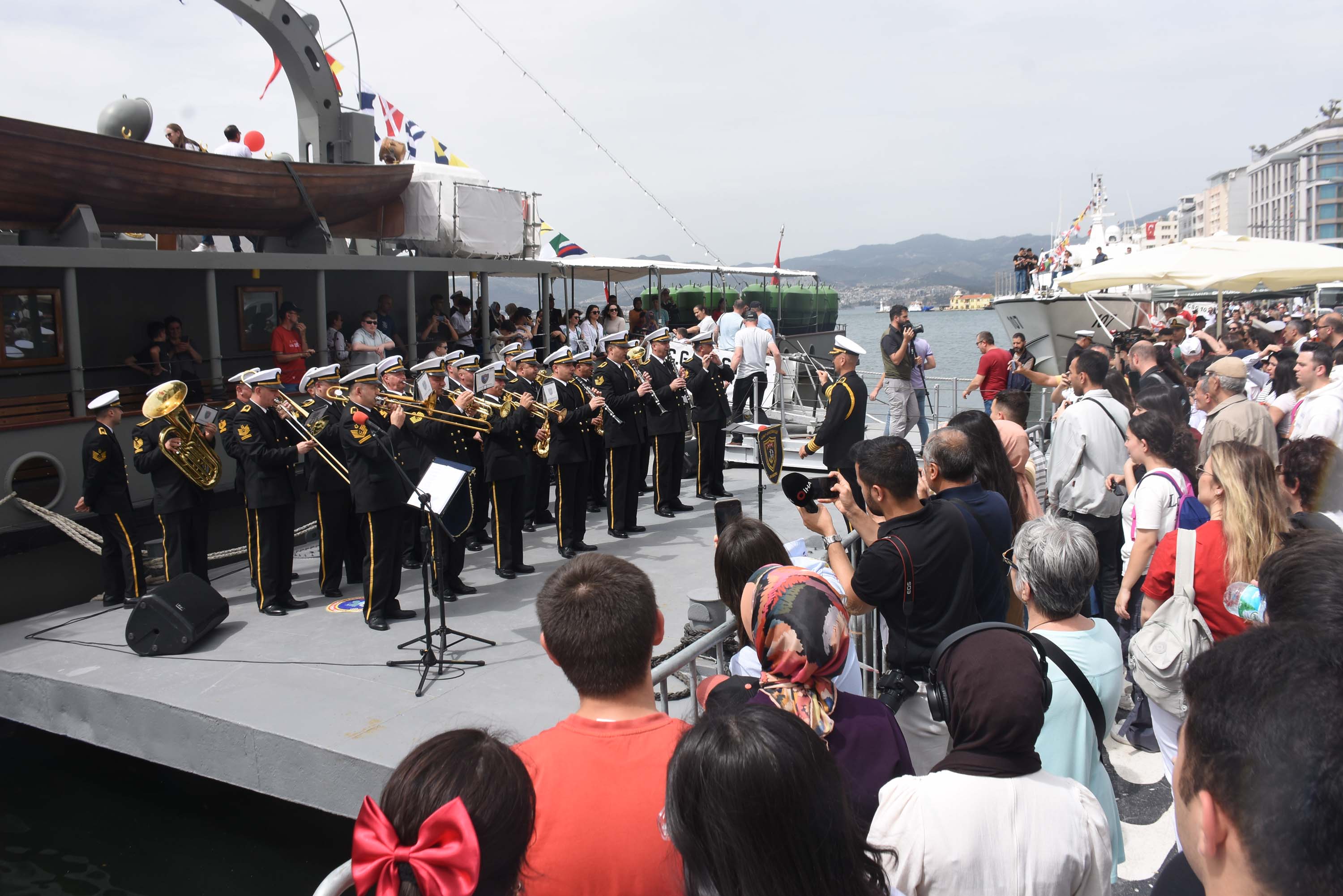 TCG Nusret Müze Gemisi'ne İzmir'de ziyaretçi akını