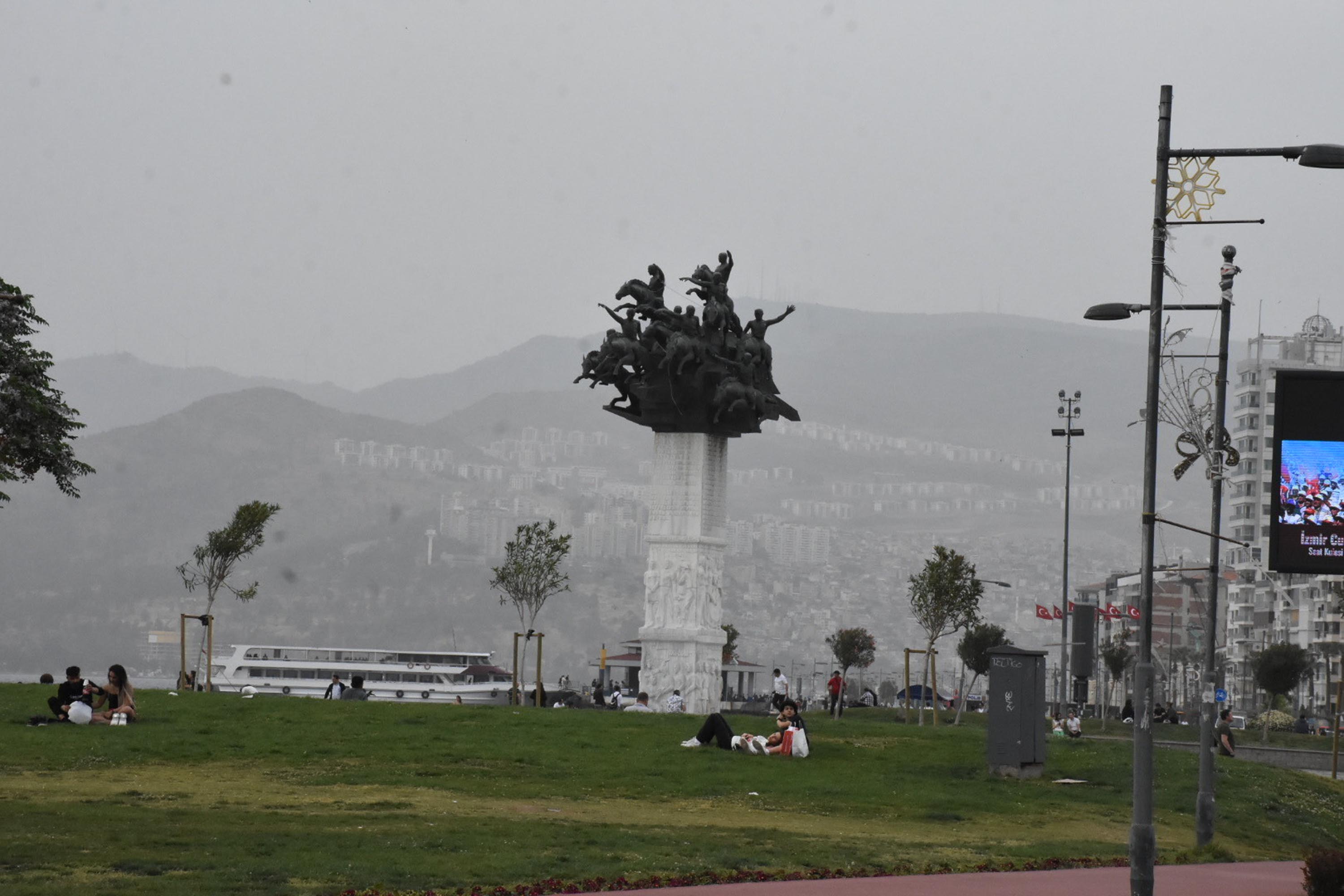 İzmir yoğun çöl tozunun etkisi altına girdi!