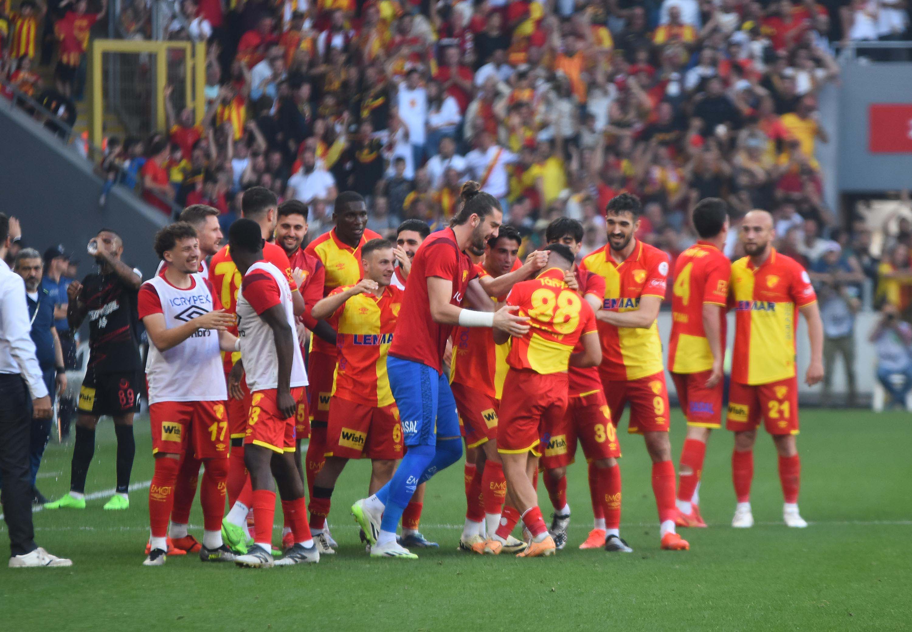 Gürsel Aksel Stadı'nda yer yerinden oynadı