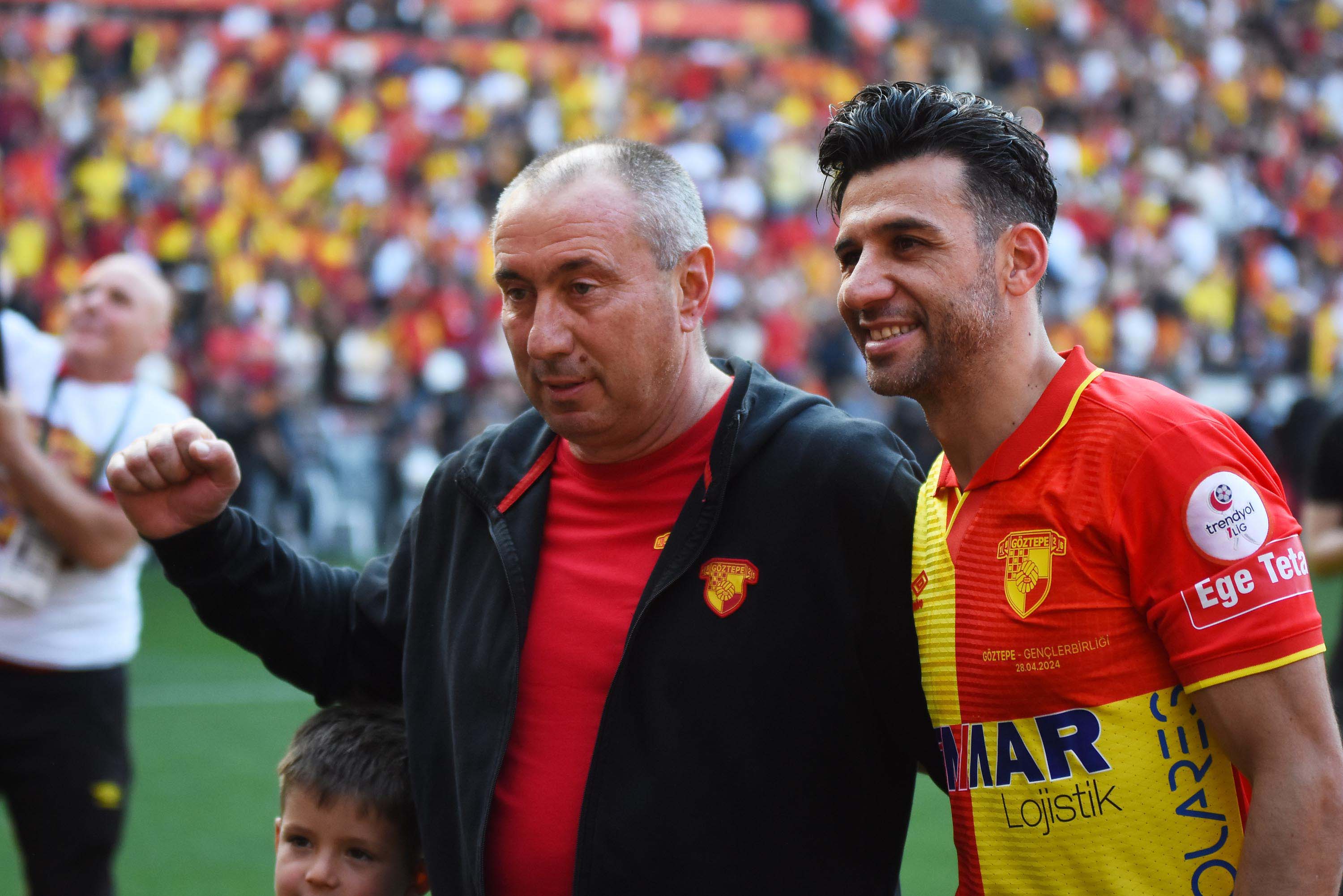 Gürsel Aksel Stadı'nda yer yerinden oynadı