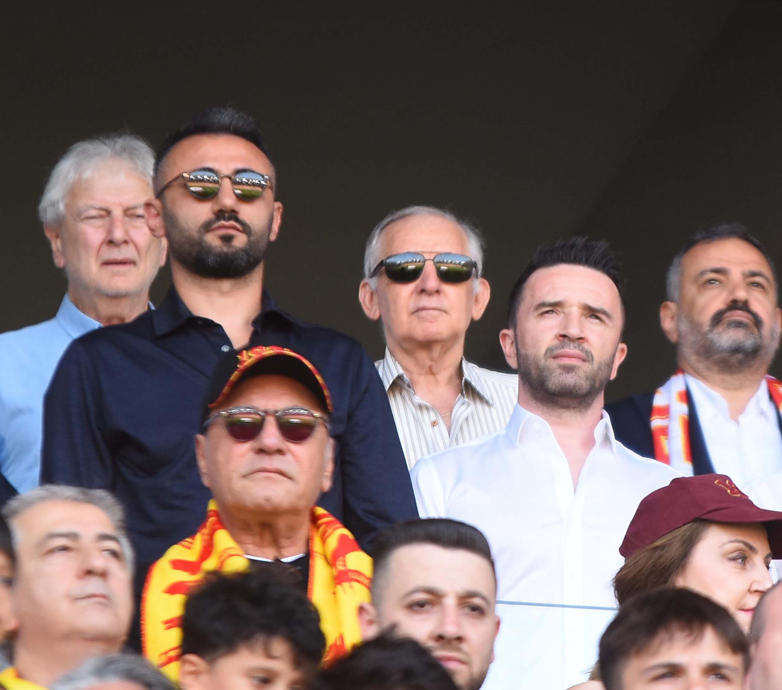 Gürsel Aksel Stadı'nda yer yerinden oynadı
