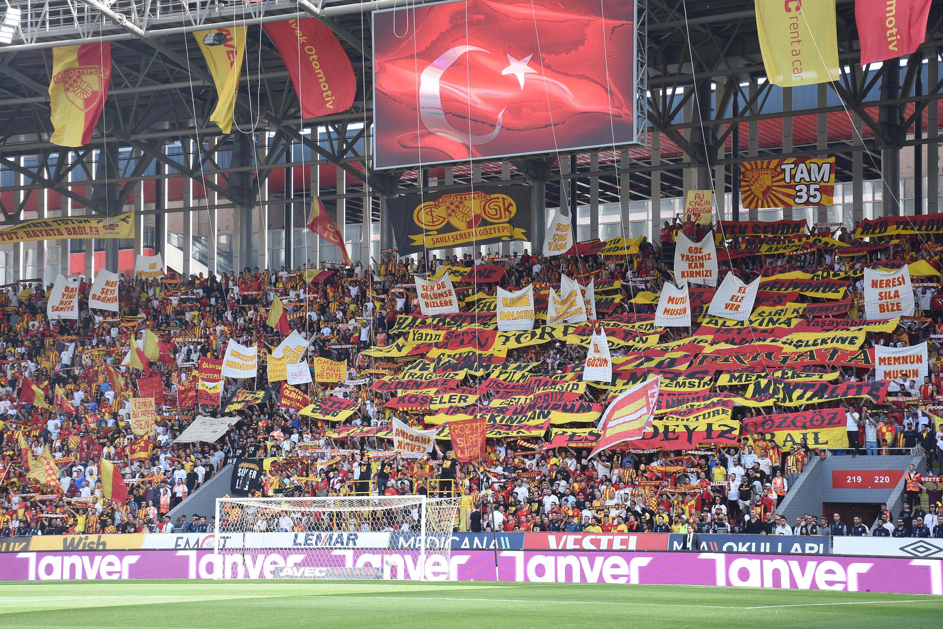 Gürsel Aksel Stadı'nda yer yerinden oynadı