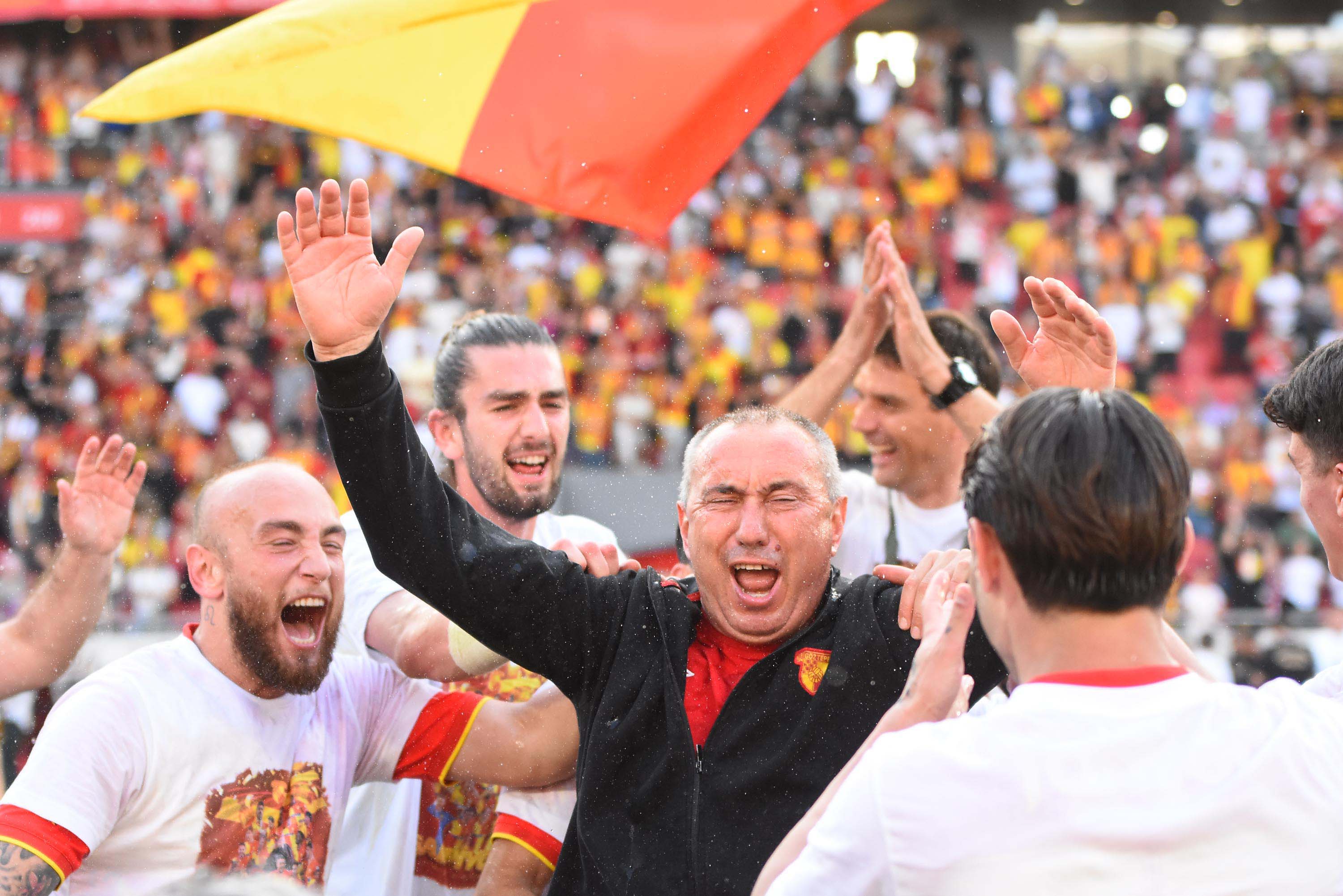 Gürsel Aksel Stadı'nda yer yerinden oynadı