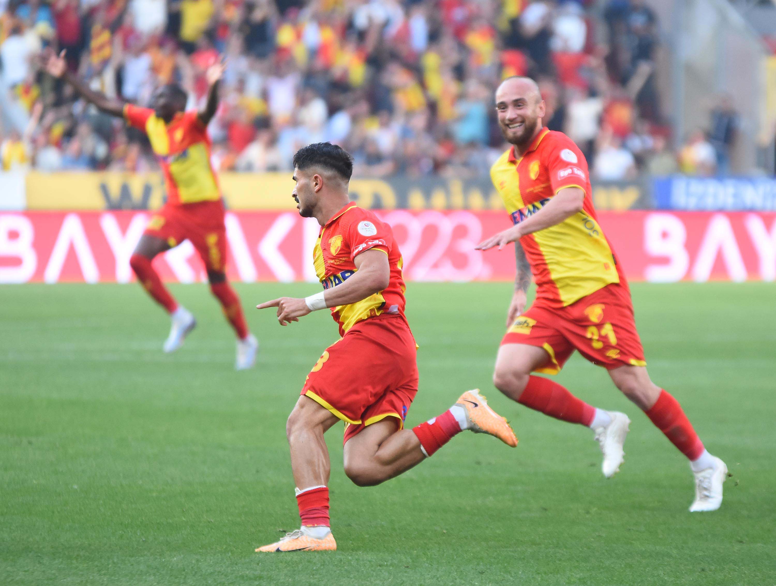 Gürsel Aksel Stadı'nda yer yerinden oynadı