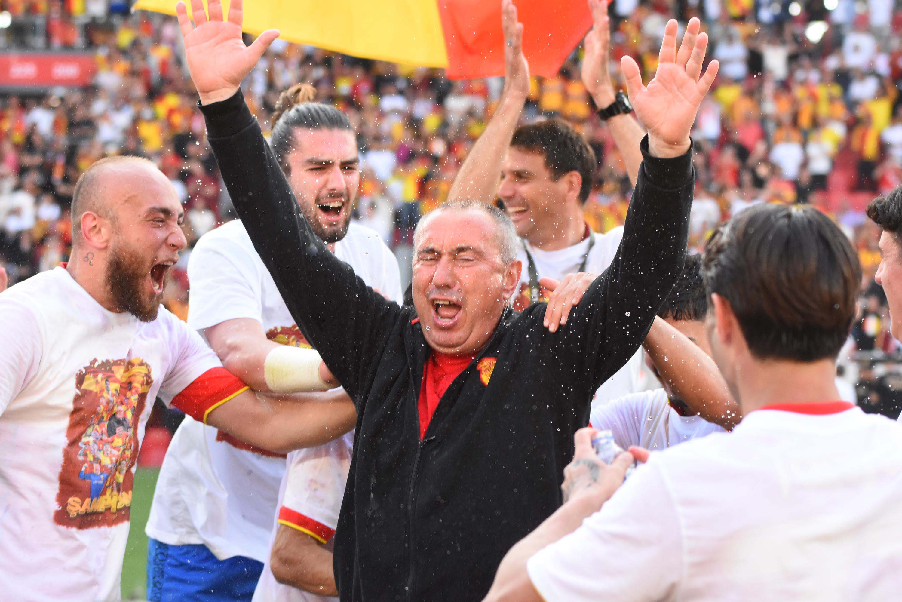 Gürsel Aksel Stadı'nda yer yerinden oynadı