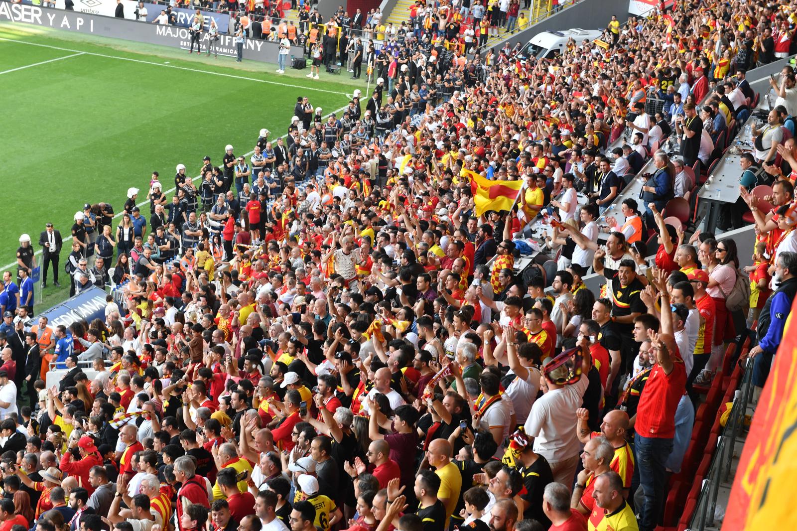 Başkan Tugay Göztepe'nin Süper Lig heyecanına ortak oldu