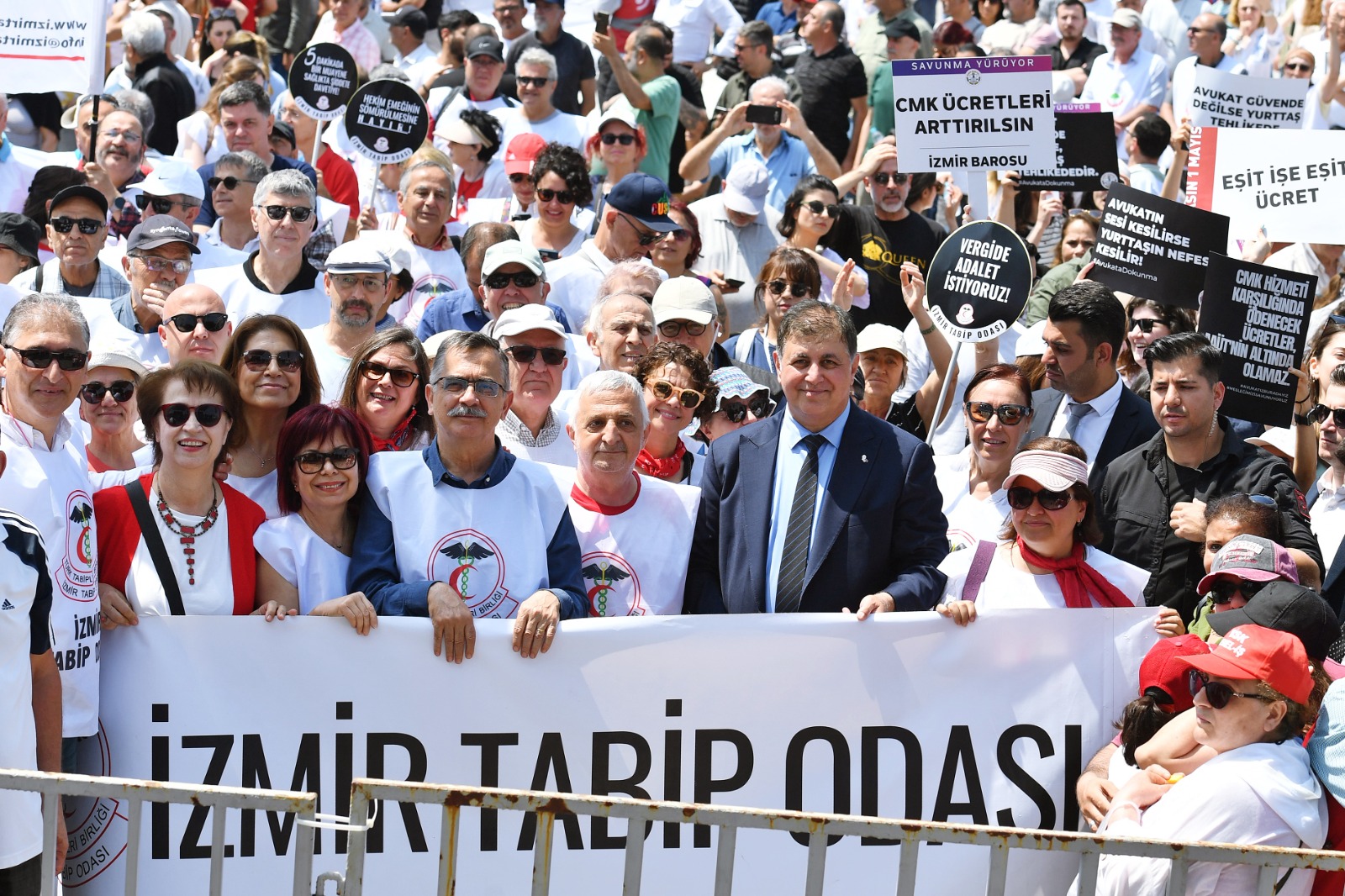 İzmir’de 1 Mayıs, Gündoğdu Meydanı'nda kutlandı
