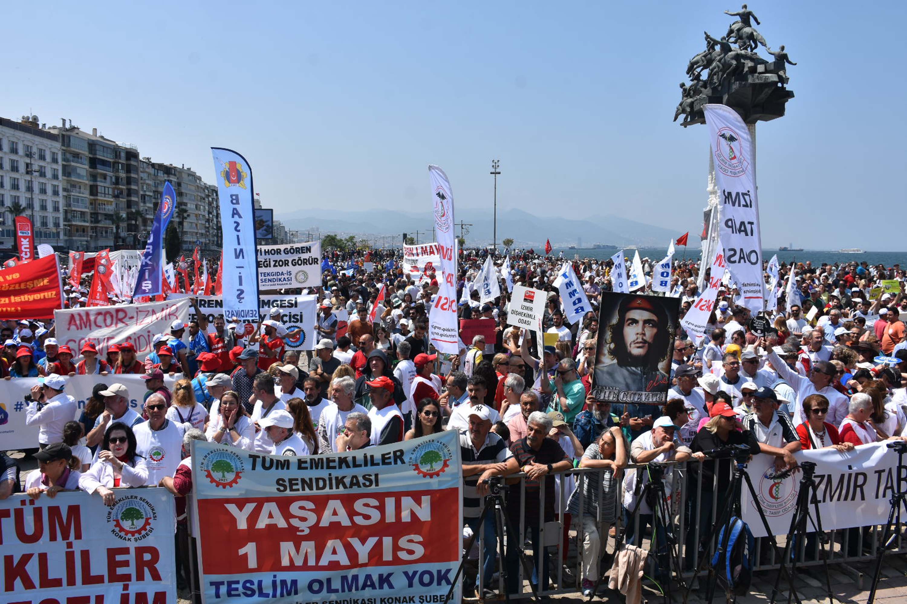 İzmir’de 1 Mayıs, Gündoğdu Meydanı'nda kutlandı