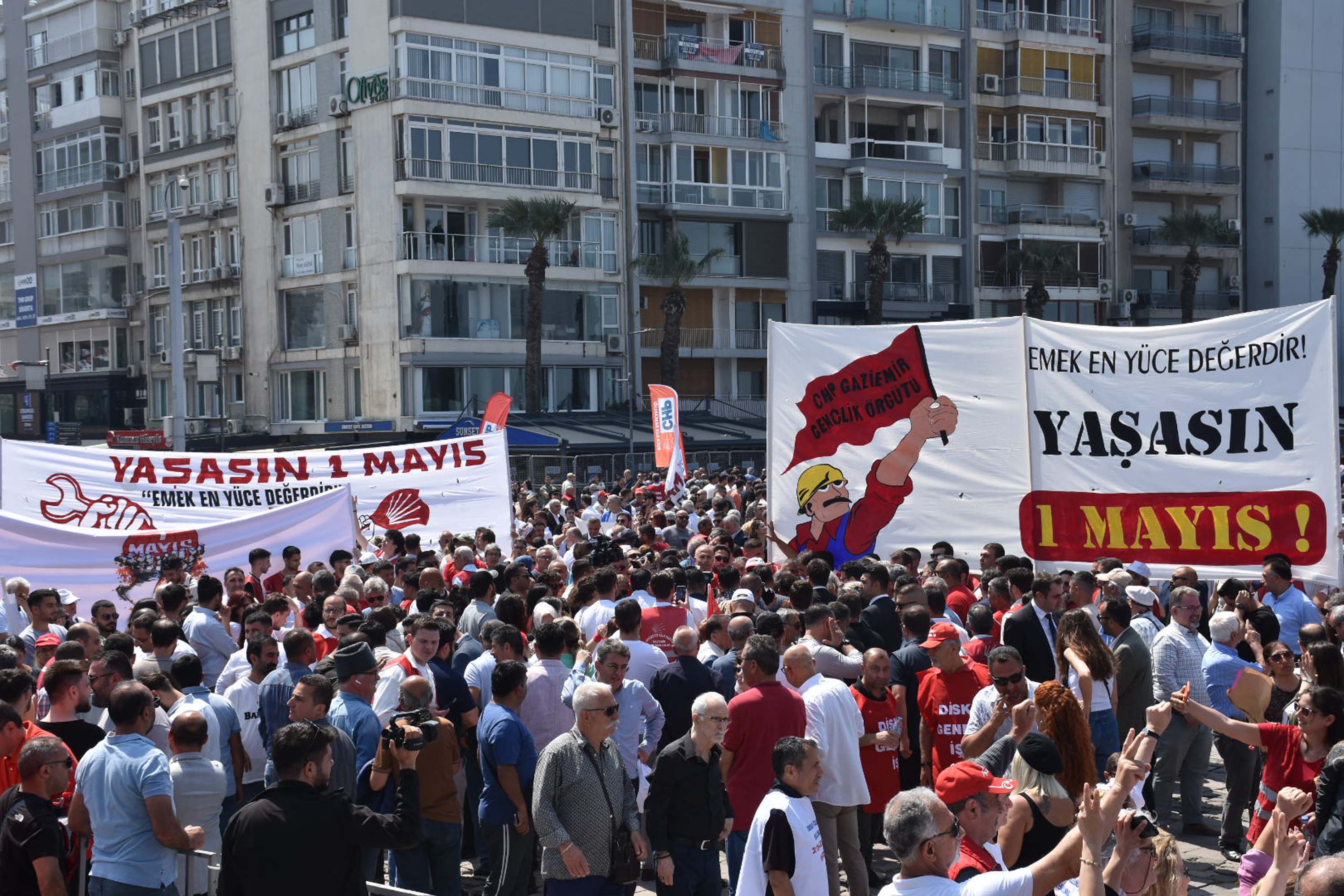 İzmir’de 1 Mayıs, Gündoğdu Meydanı'nda kutlandı