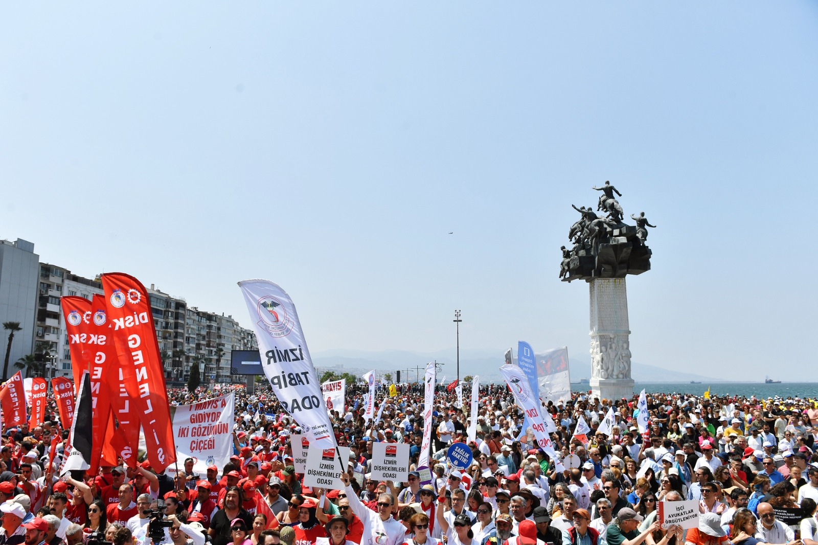 İzmir’de 1 Mayıs, Gündoğdu Meydanı'nda kutlandı