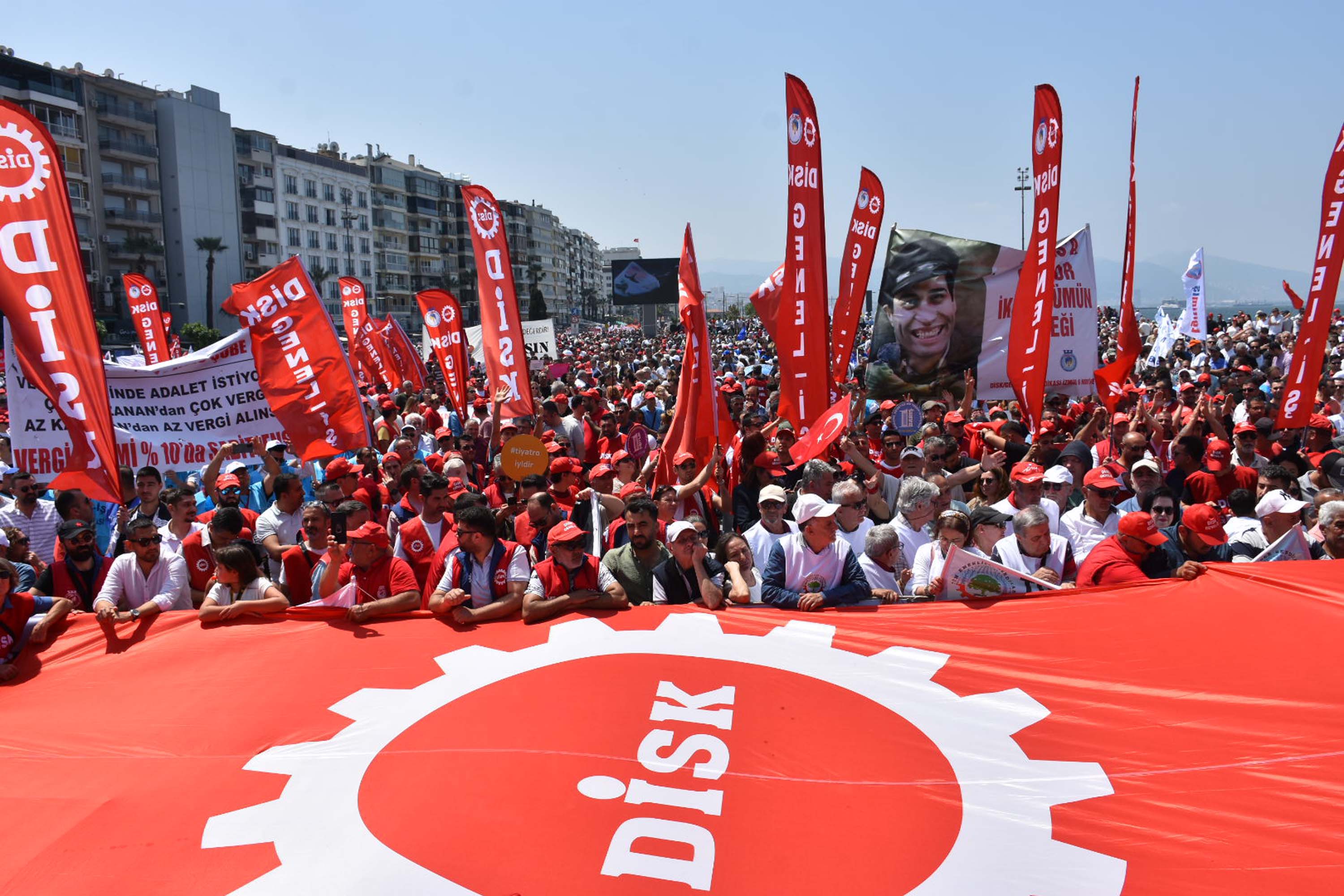 İzmir’de 1 Mayıs, Gündoğdu Meydanı'nda kutlandı