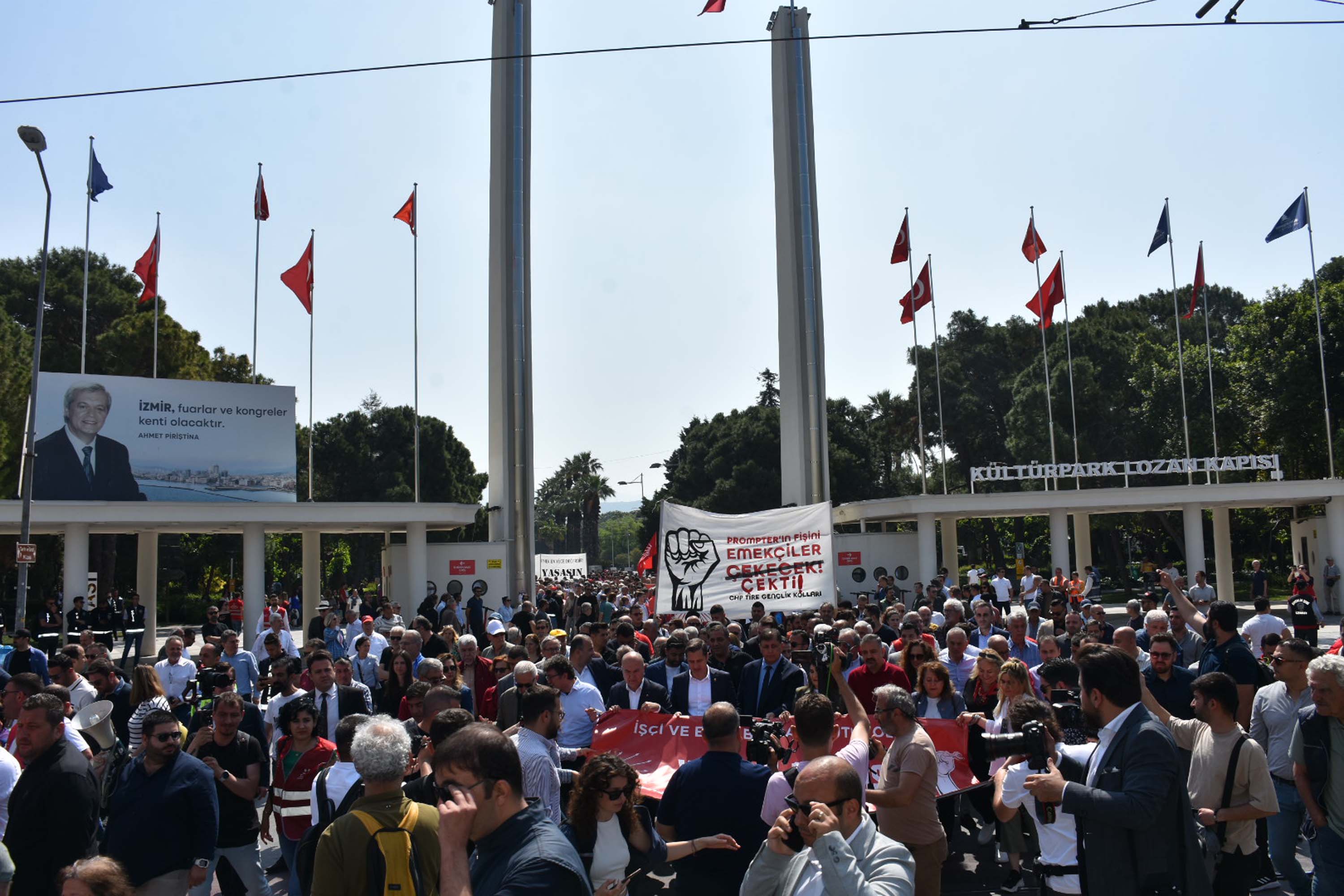 İzmir’de 1 Mayıs, Gündoğdu Meydanı'nda kutlandı