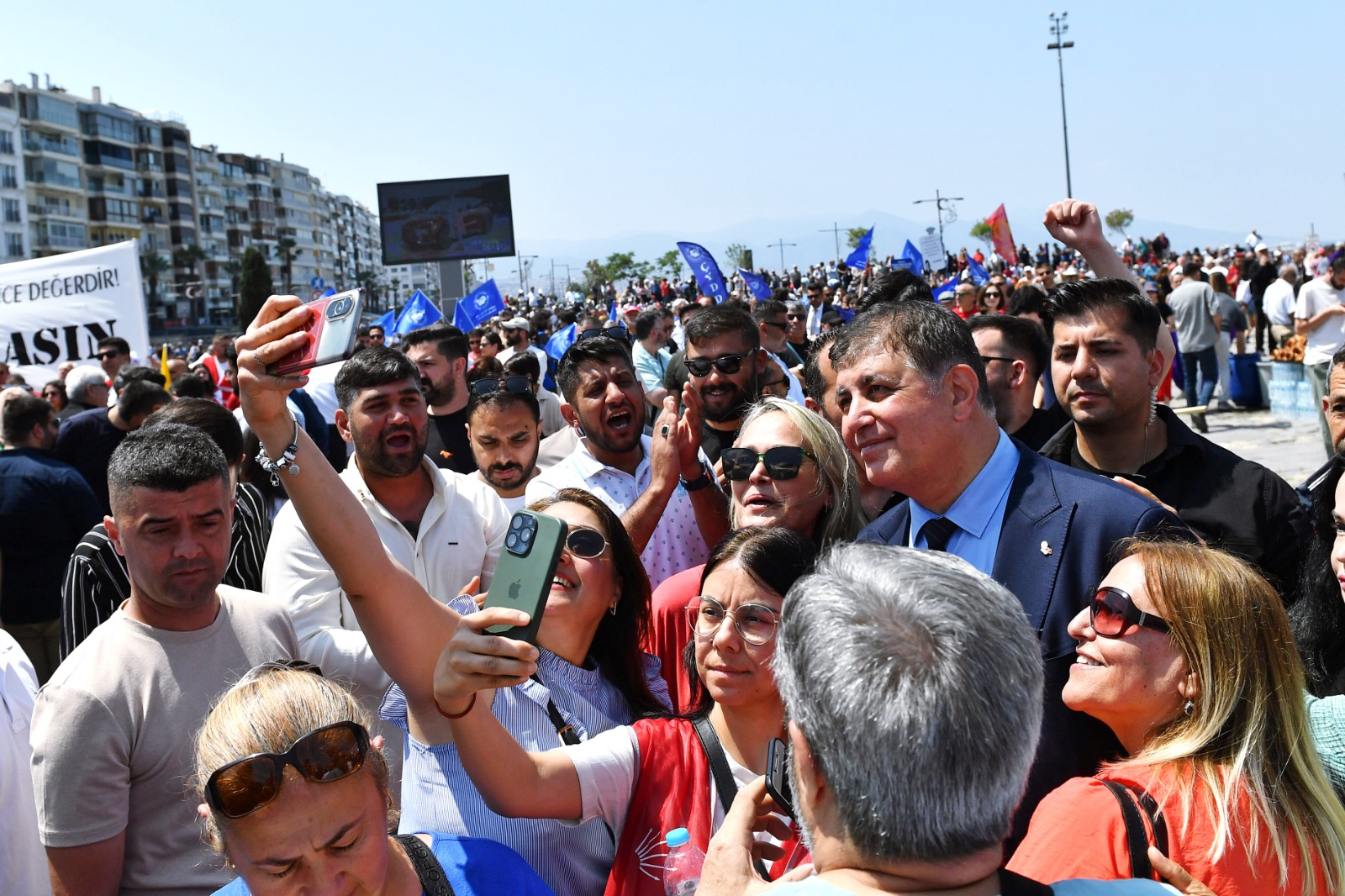 İzmir’de 1 Mayıs, Gündoğdu Meydanı'nda kutlandı