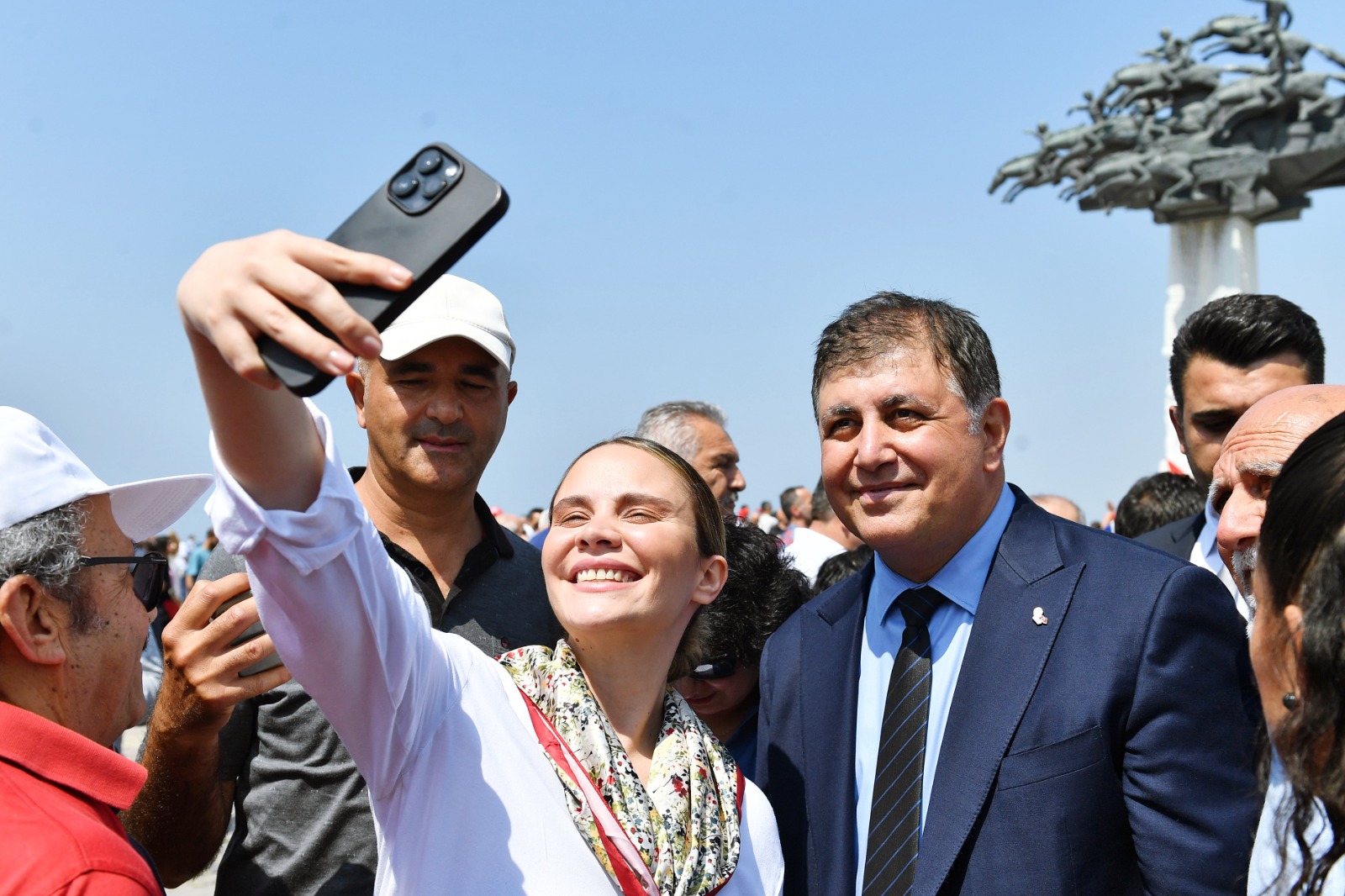 İzmir’de 1 Mayıs, Gündoğdu Meydanı'nda kutlandı