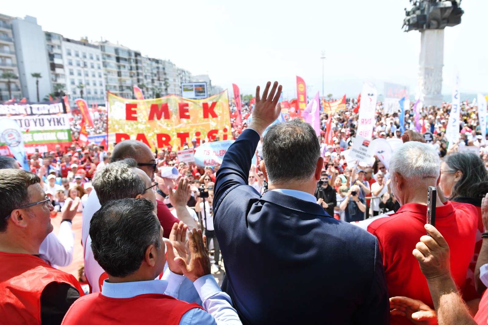 İzmir’de 1 Mayıs, Gündoğdu Meydanı'nda kutlandı