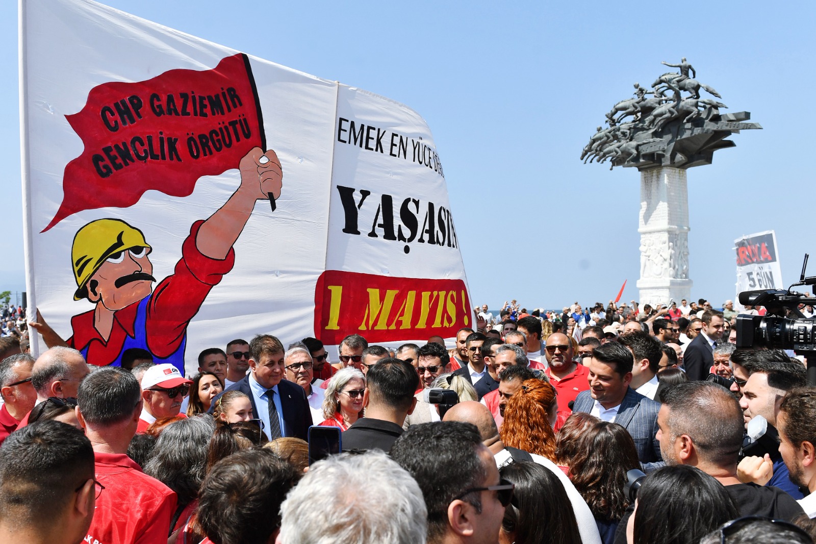 İzmir’de 1 Mayıs, Gündoğdu Meydanı'nda kutlandı