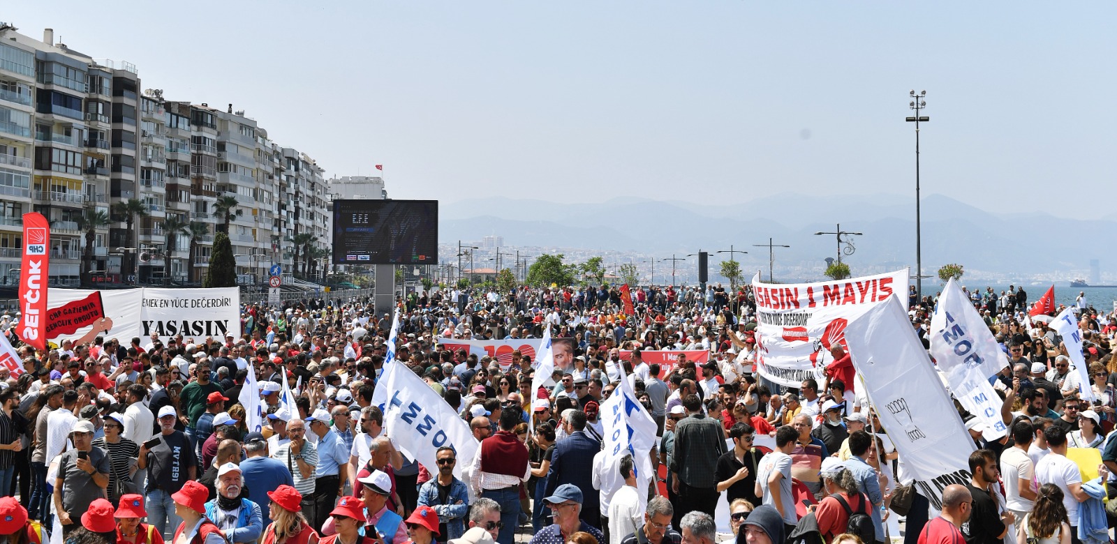 İzmir’de 1 Mayıs, Gündoğdu Meydanı'nda kutlandı