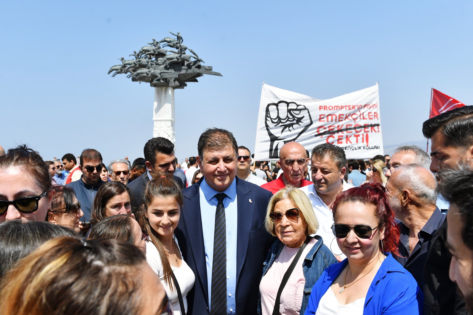 İzmir’de 1 Mayıs, Gündoğdu Meydanı'nda kutlandı