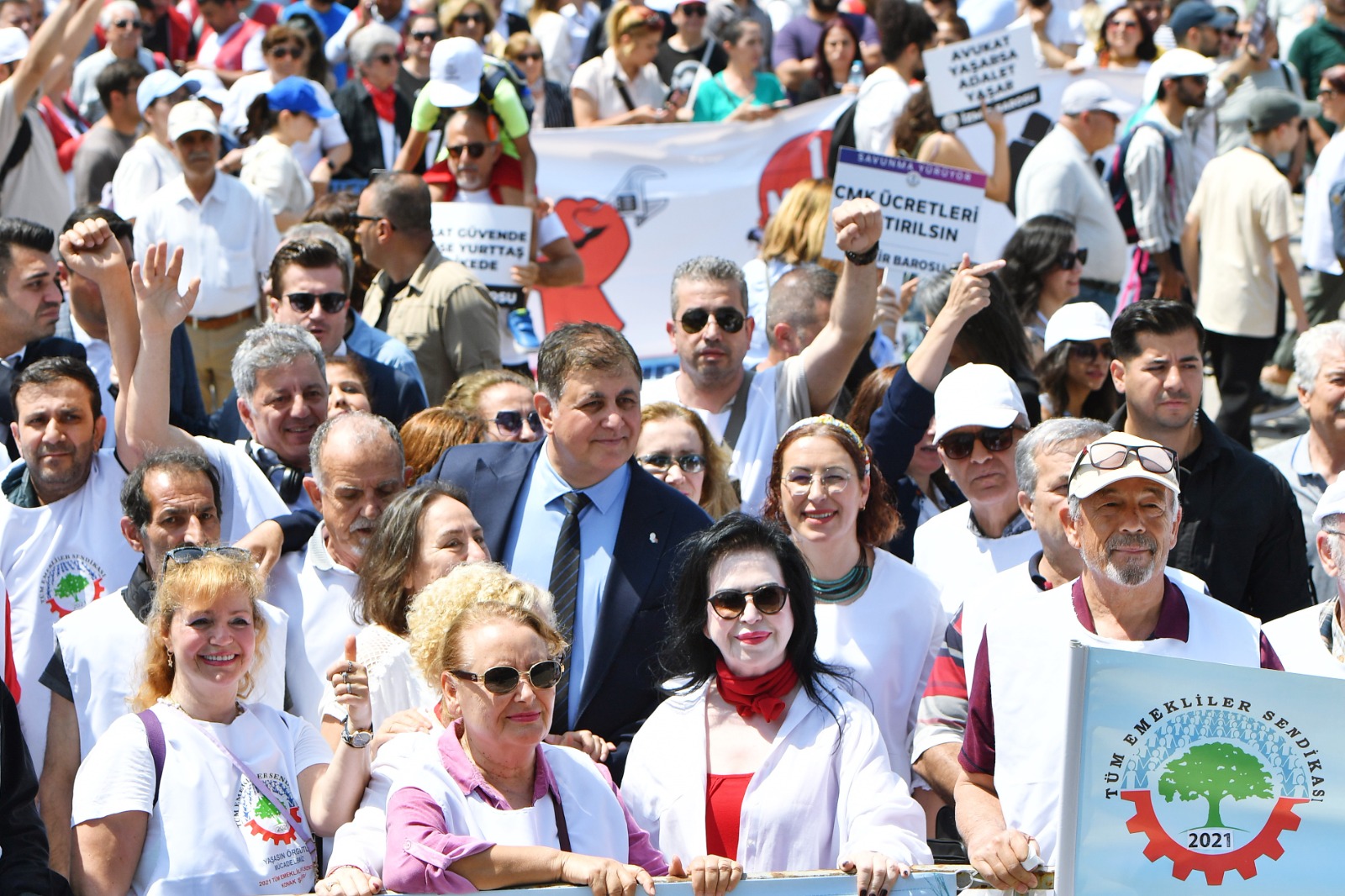 İzmir’de 1 Mayıs, Gündoğdu Meydanı'nda kutlandı
