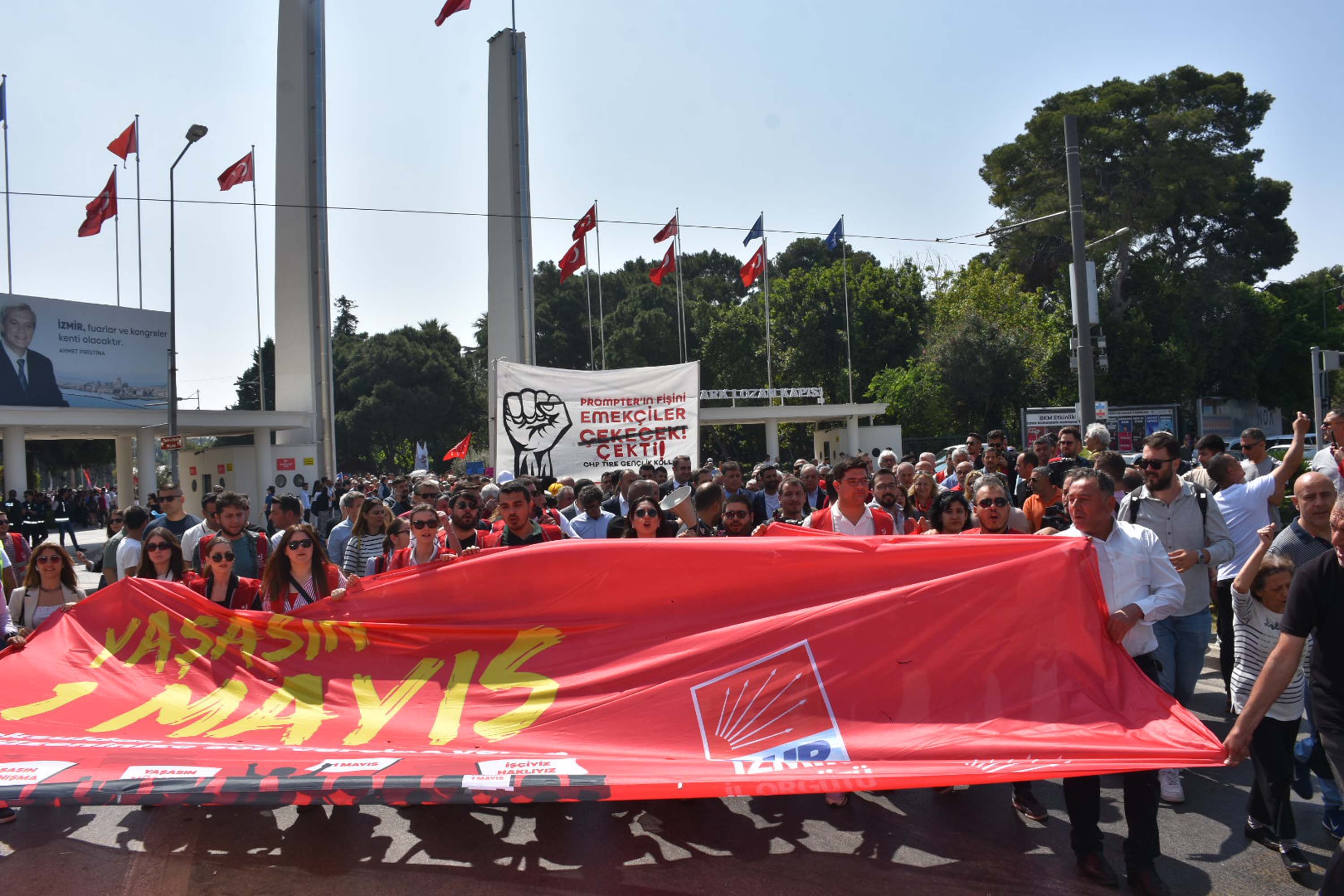 İzmir’de 1 Mayıs, Gündoğdu Meydanı'nda kutlandı