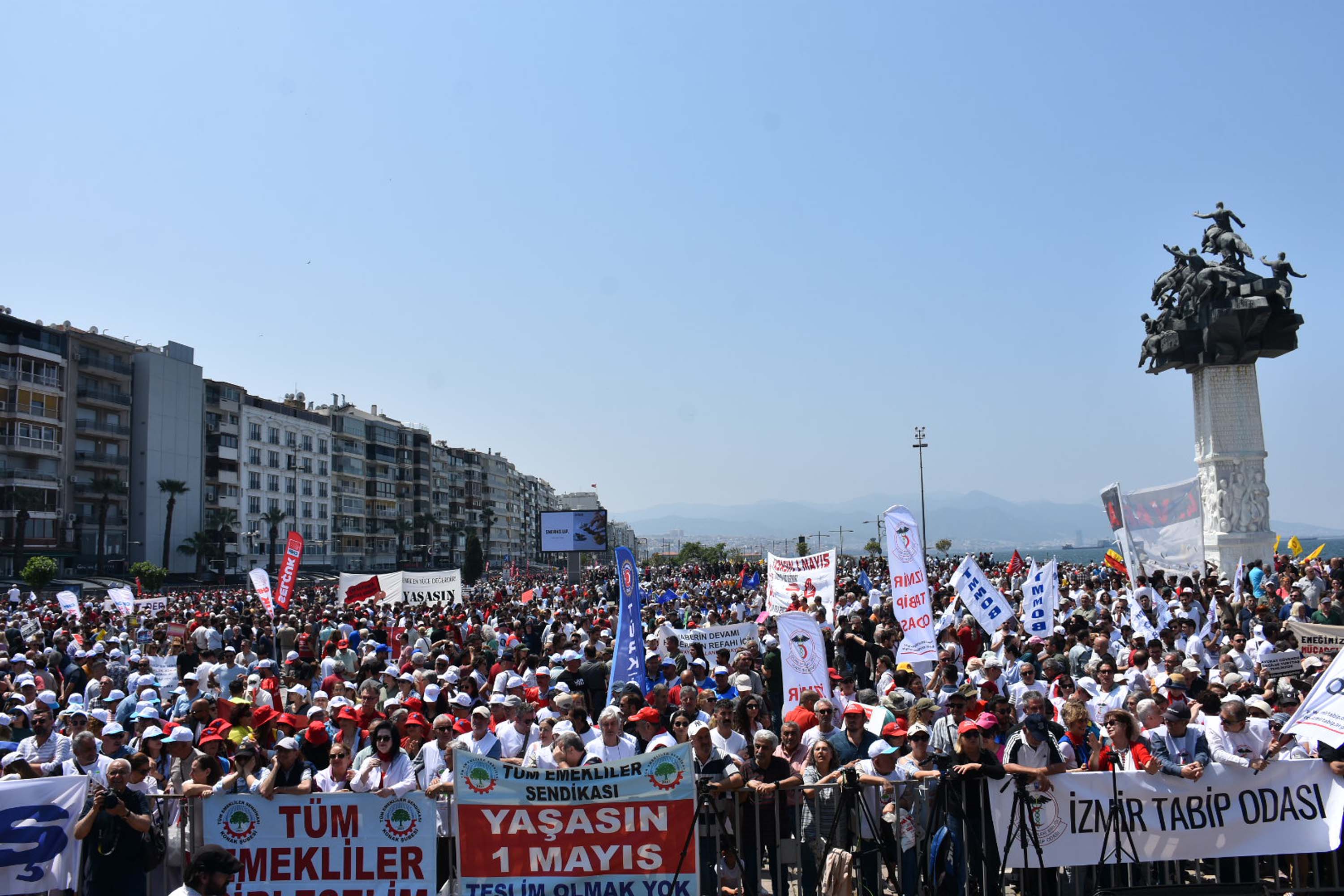 İzmir’de 1 Mayıs, Gündoğdu Meydanı'nda kutlandı