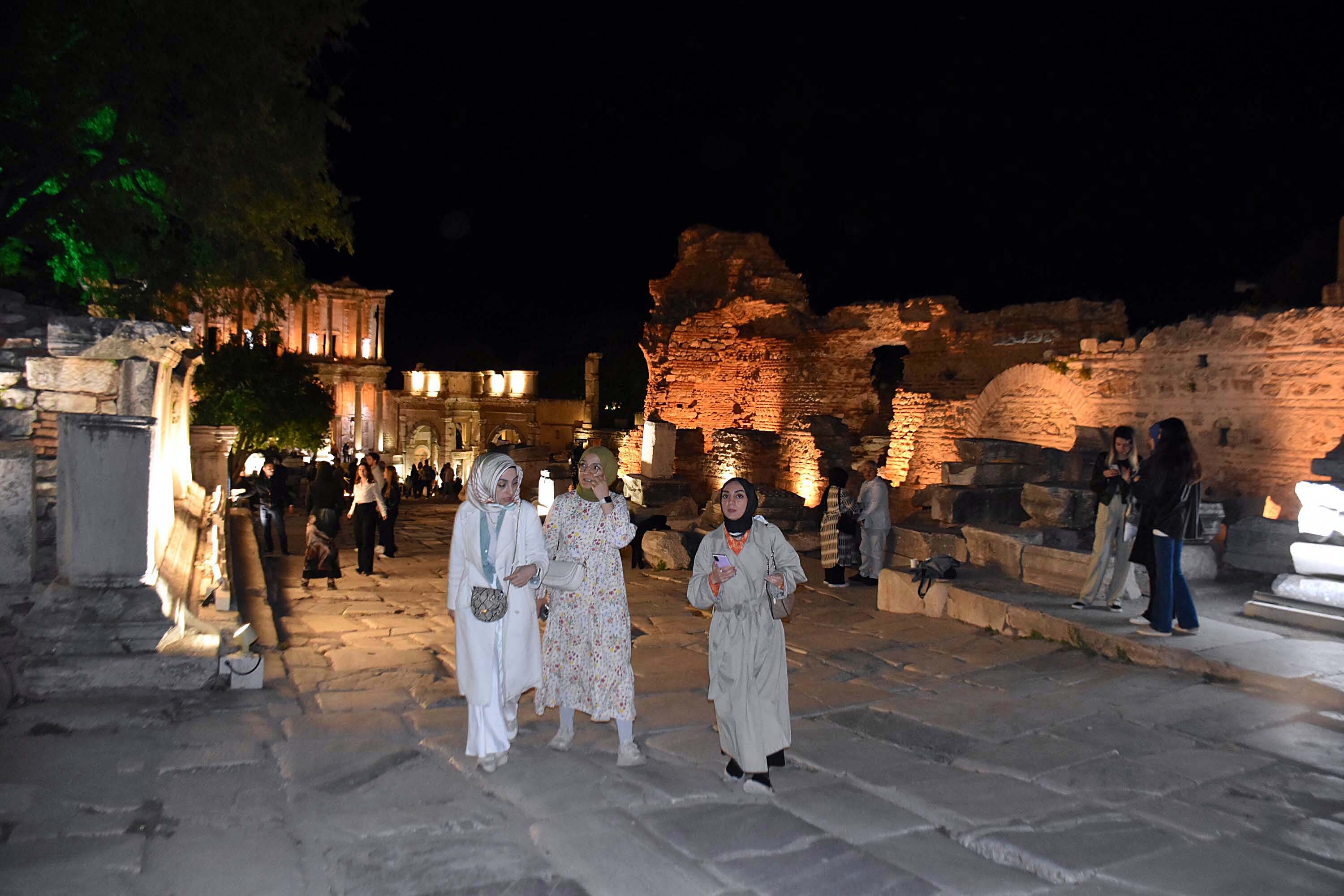 Efes Antik Kenti'nde gece müzeciliği dönemi!