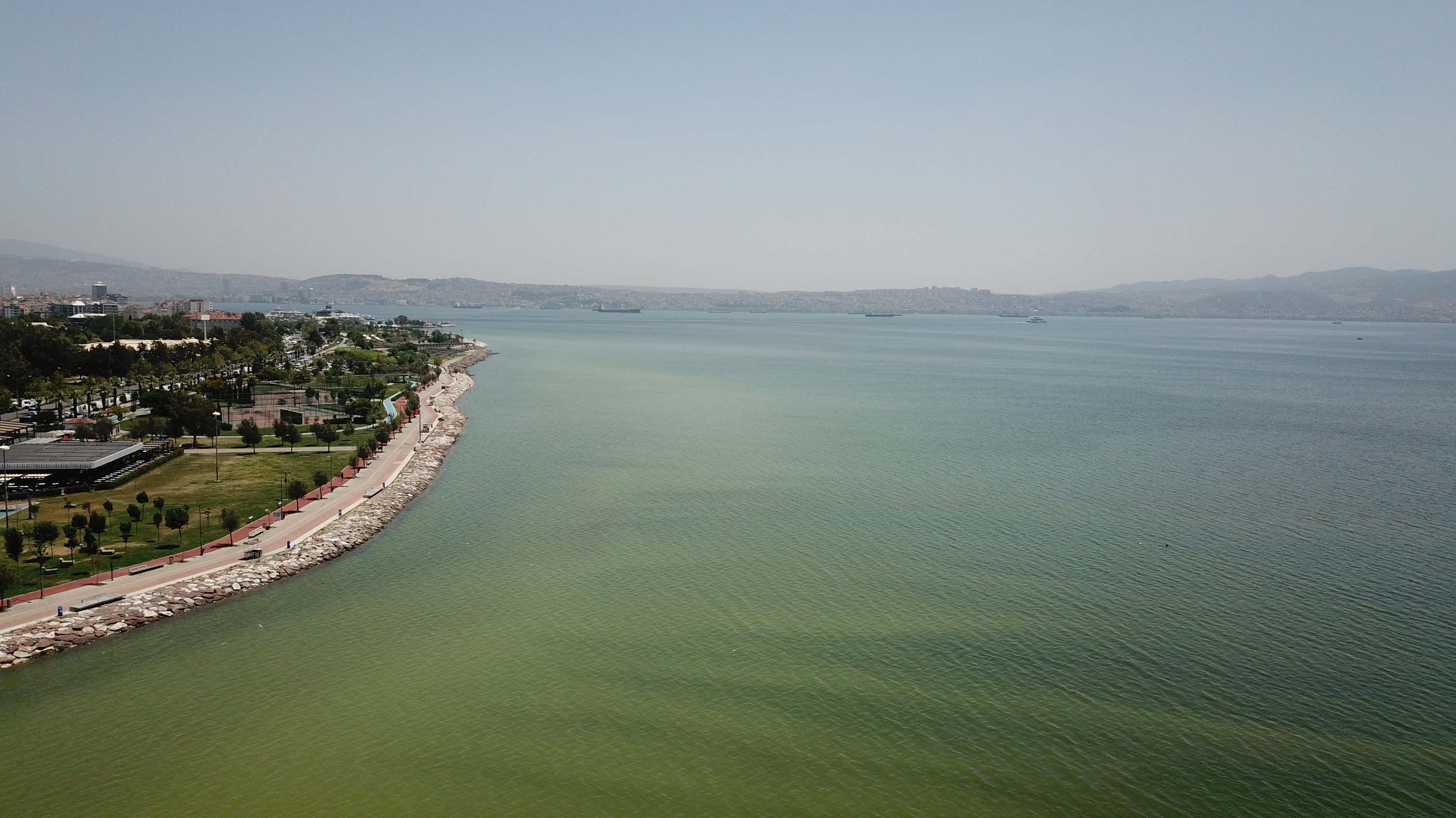 İzmir'de denizin rengi değişti