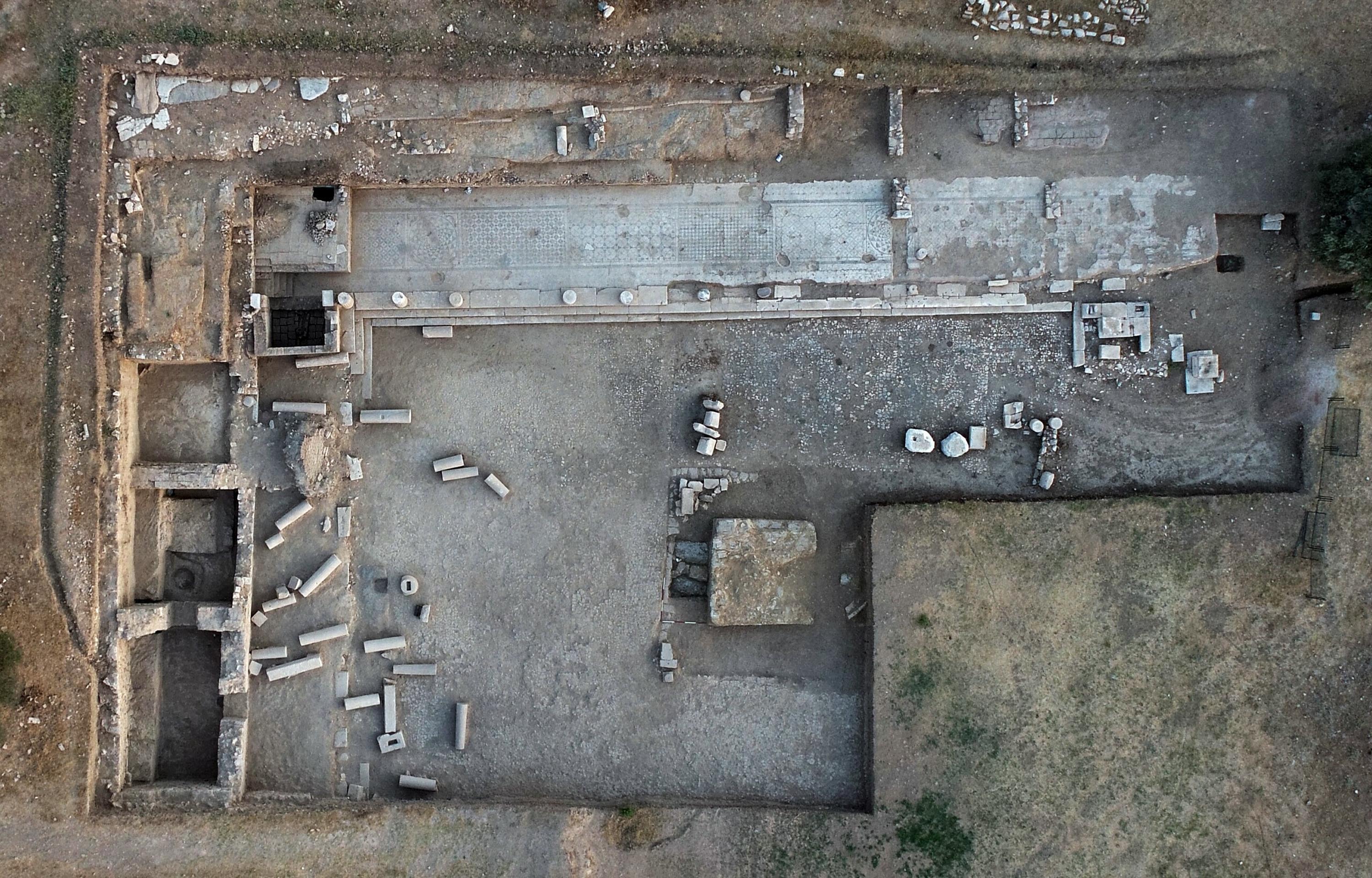 Metropolis'te ticaretin kalbi olduğu değerlendirilen 1800 yıllık agora bulundu