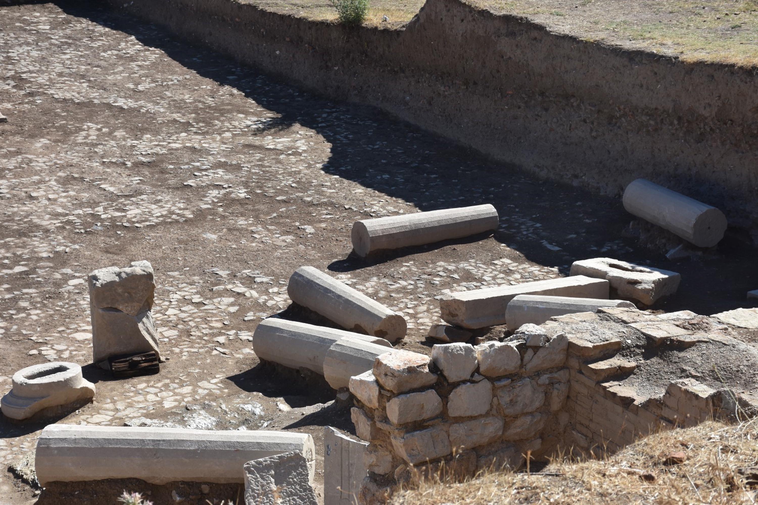 Metropolis'te ticaretin kalbi olduğu değerlendirilen 1800 yıllık agora bulundu