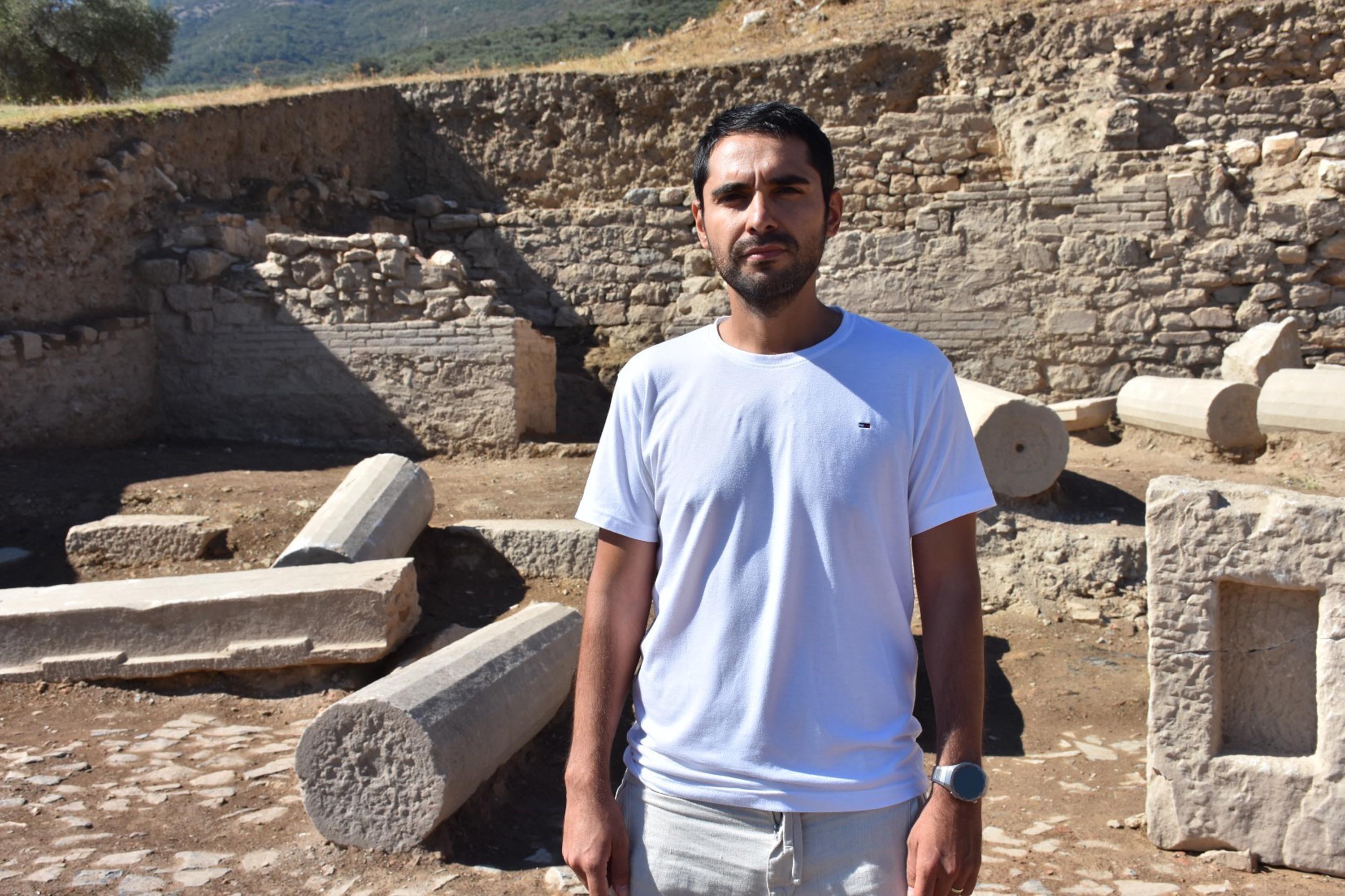 Metropolis'te ticaretin kalbi olduğu değerlendirilen 1800 yıllık agora bulundu