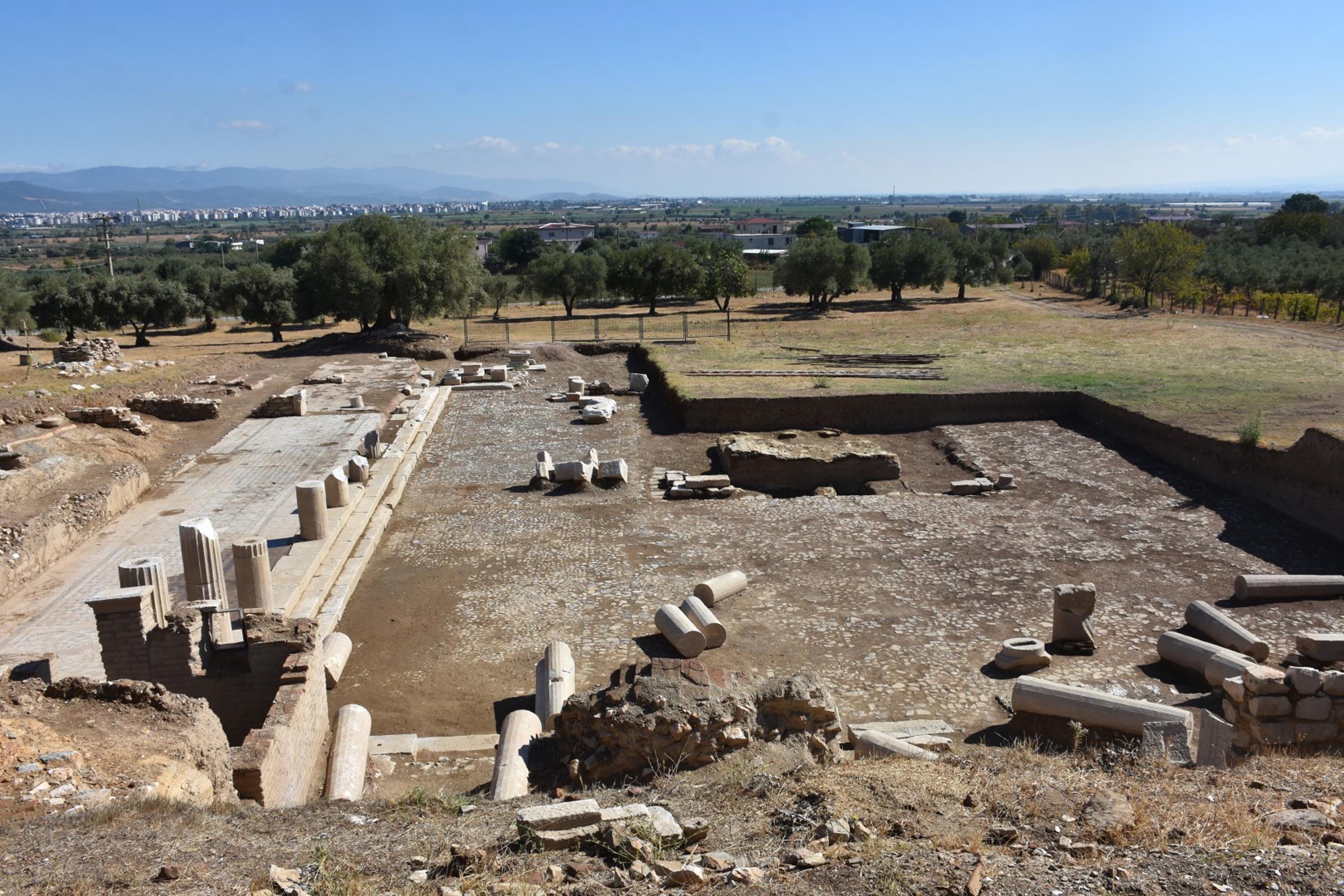 Metropolis'te ticaretin kalbi olduğu değerlendirilen 1800 yıllık agora bulundu