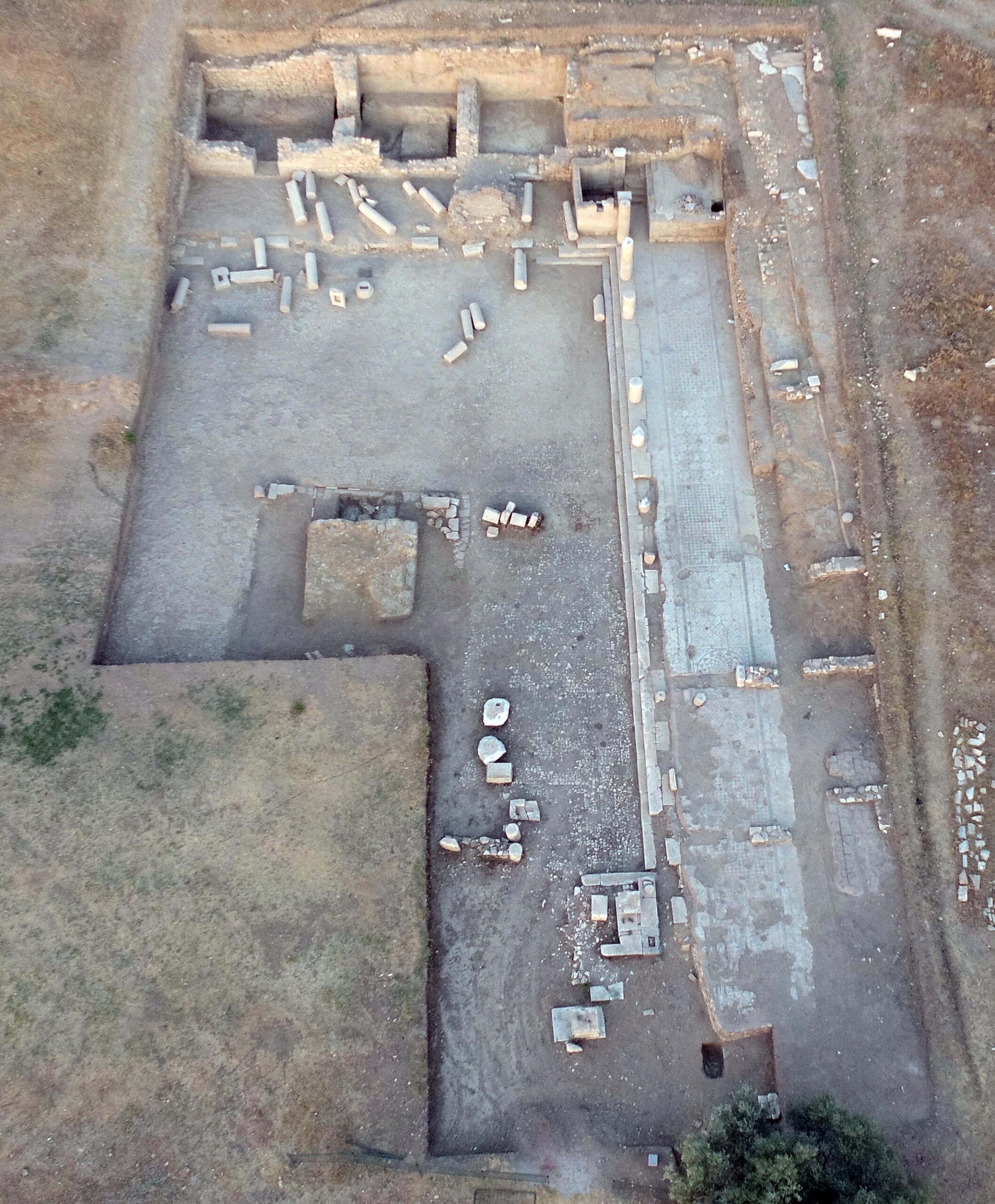 Metropolis'te ticaretin kalbi olduğu değerlendirilen 1800 yıllık agora bulundu