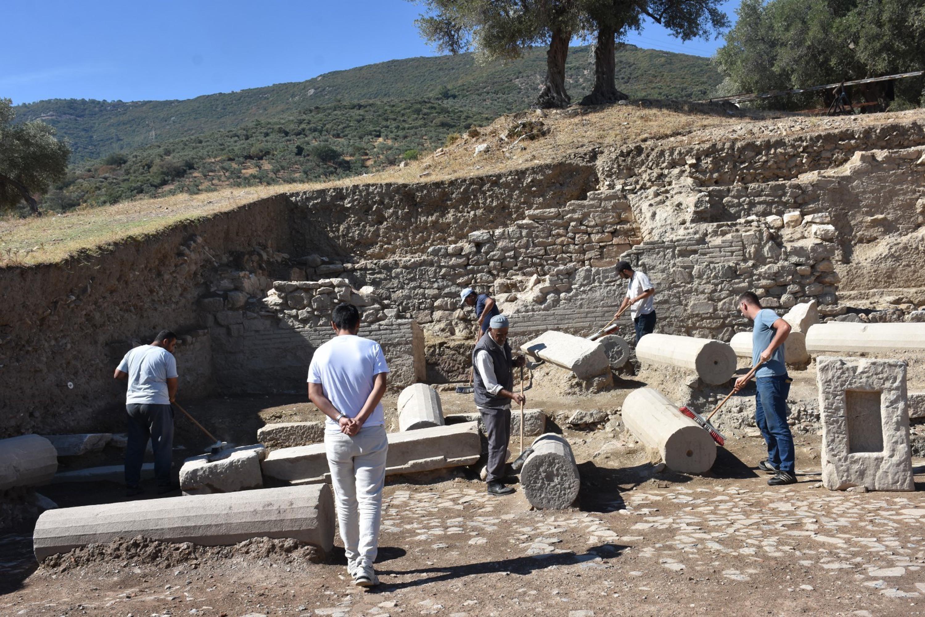 Metropolis'te ticaretin kalbi olduğu değerlendirilen 1800 yıllık agora bulundu