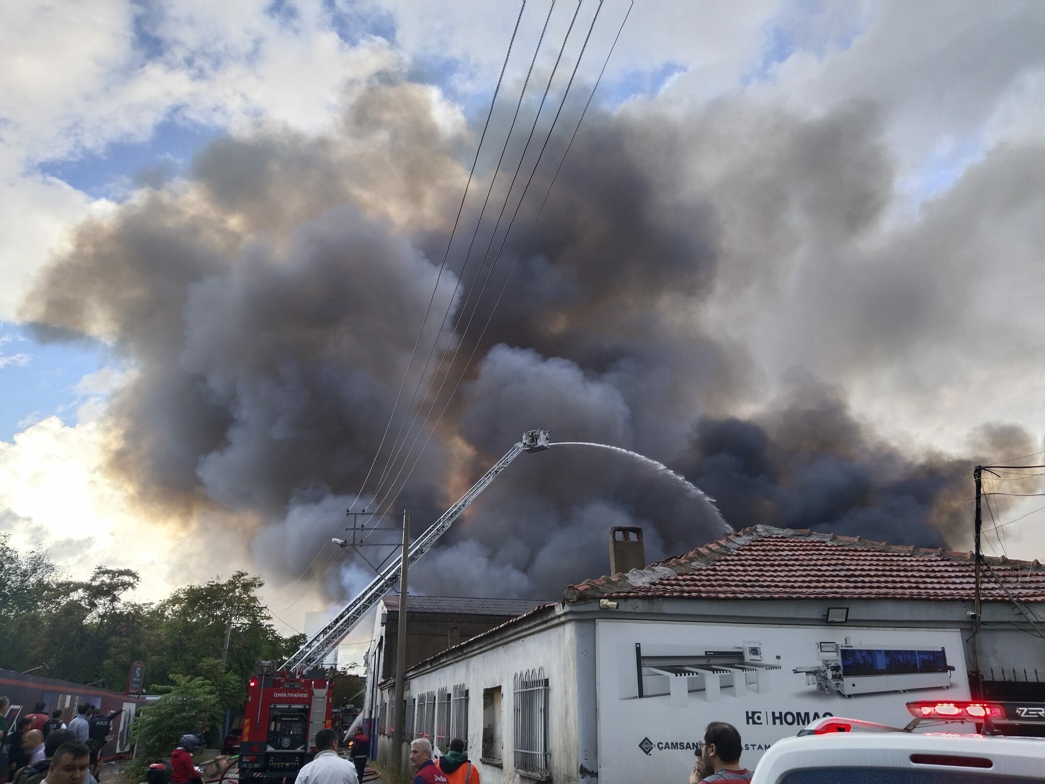 İzmir'de depo yangını