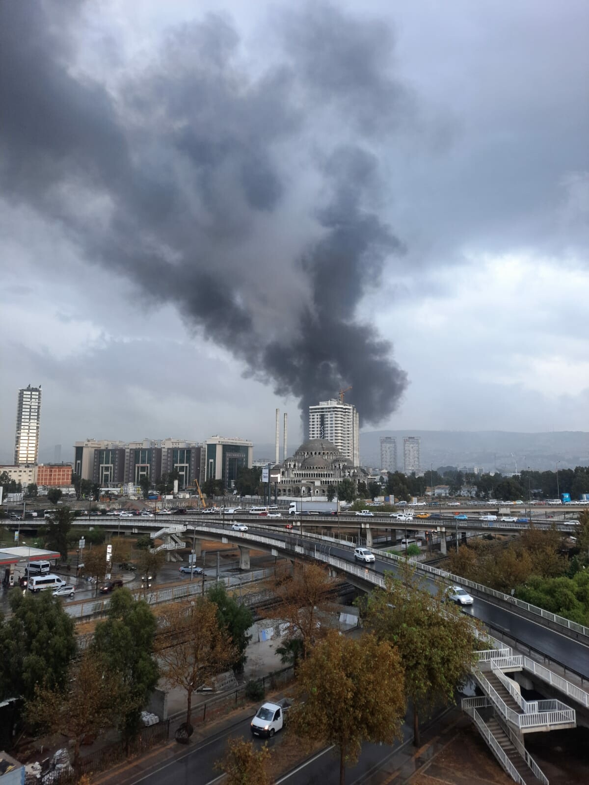 İzmir'de depo yangını