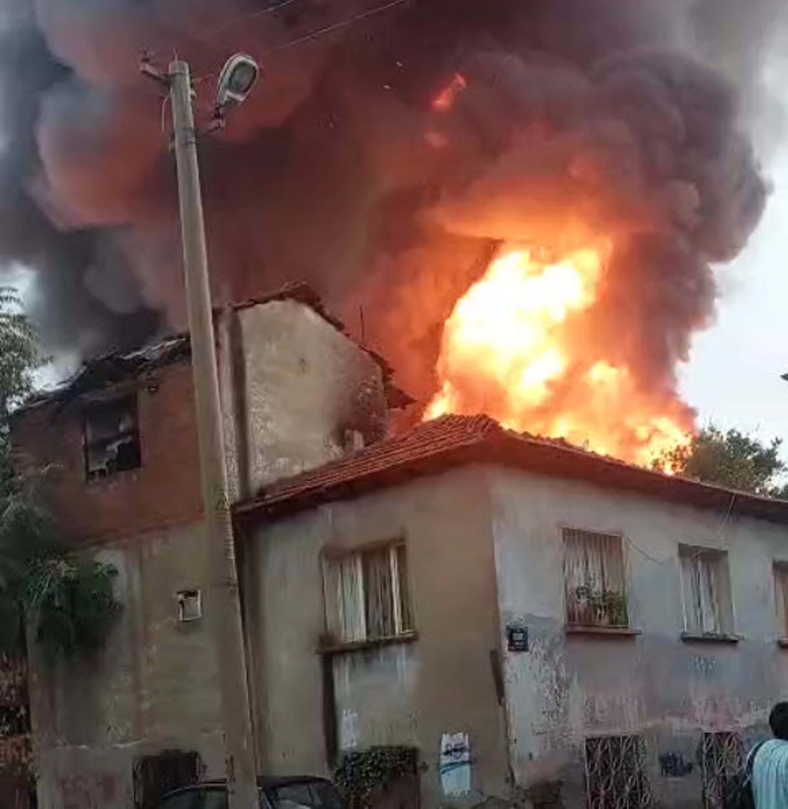İzmir'de depo yangını