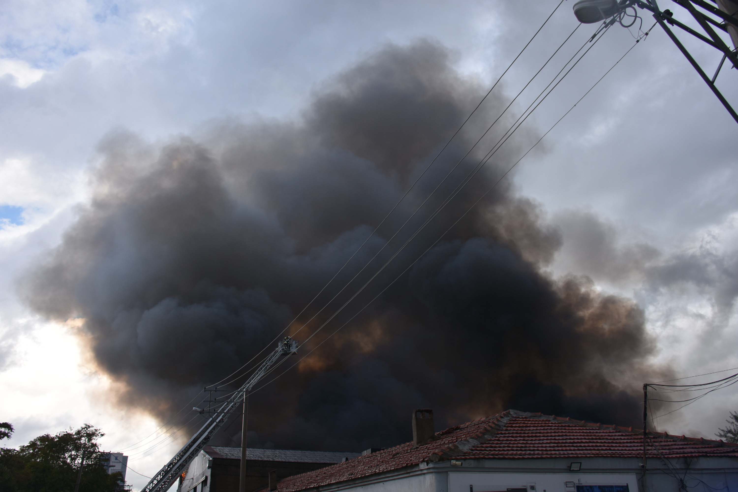 İzmir'de depo yangını