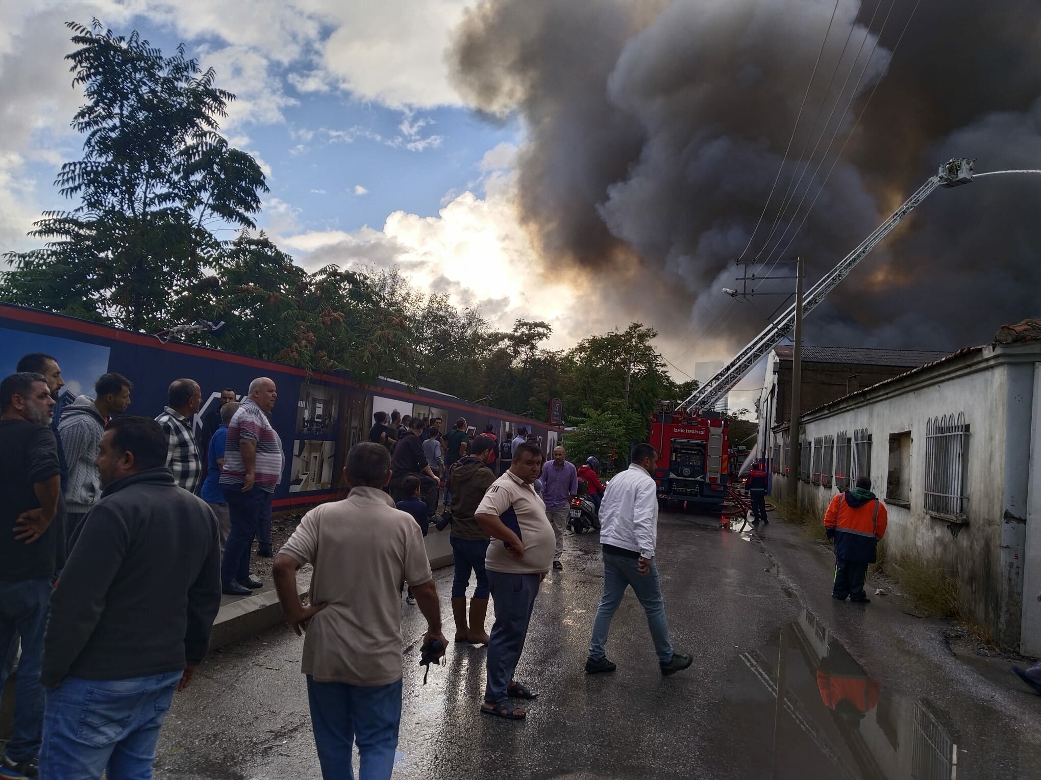 İzmir'de depo yangını