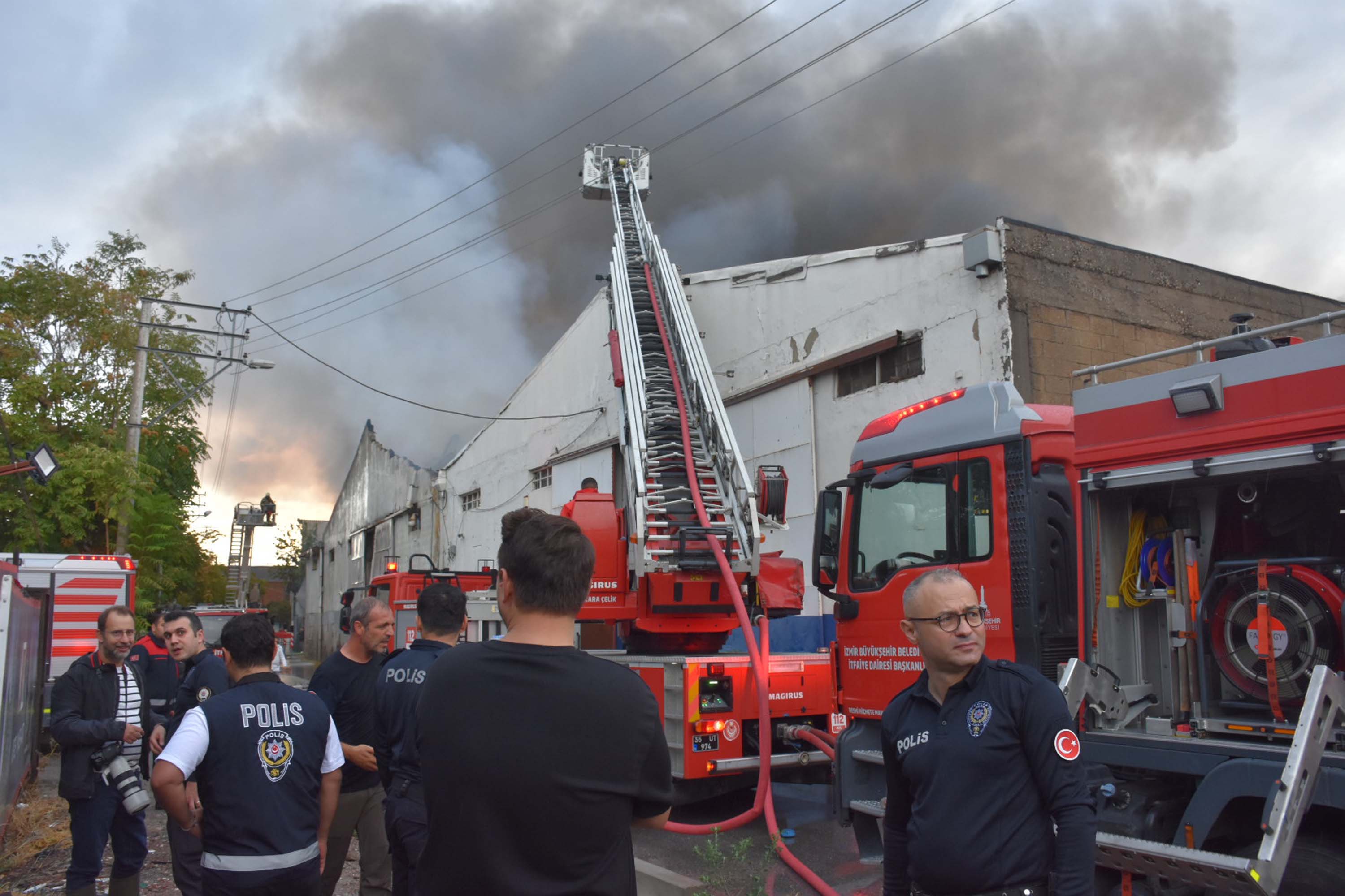 İzmir'de depo yangını