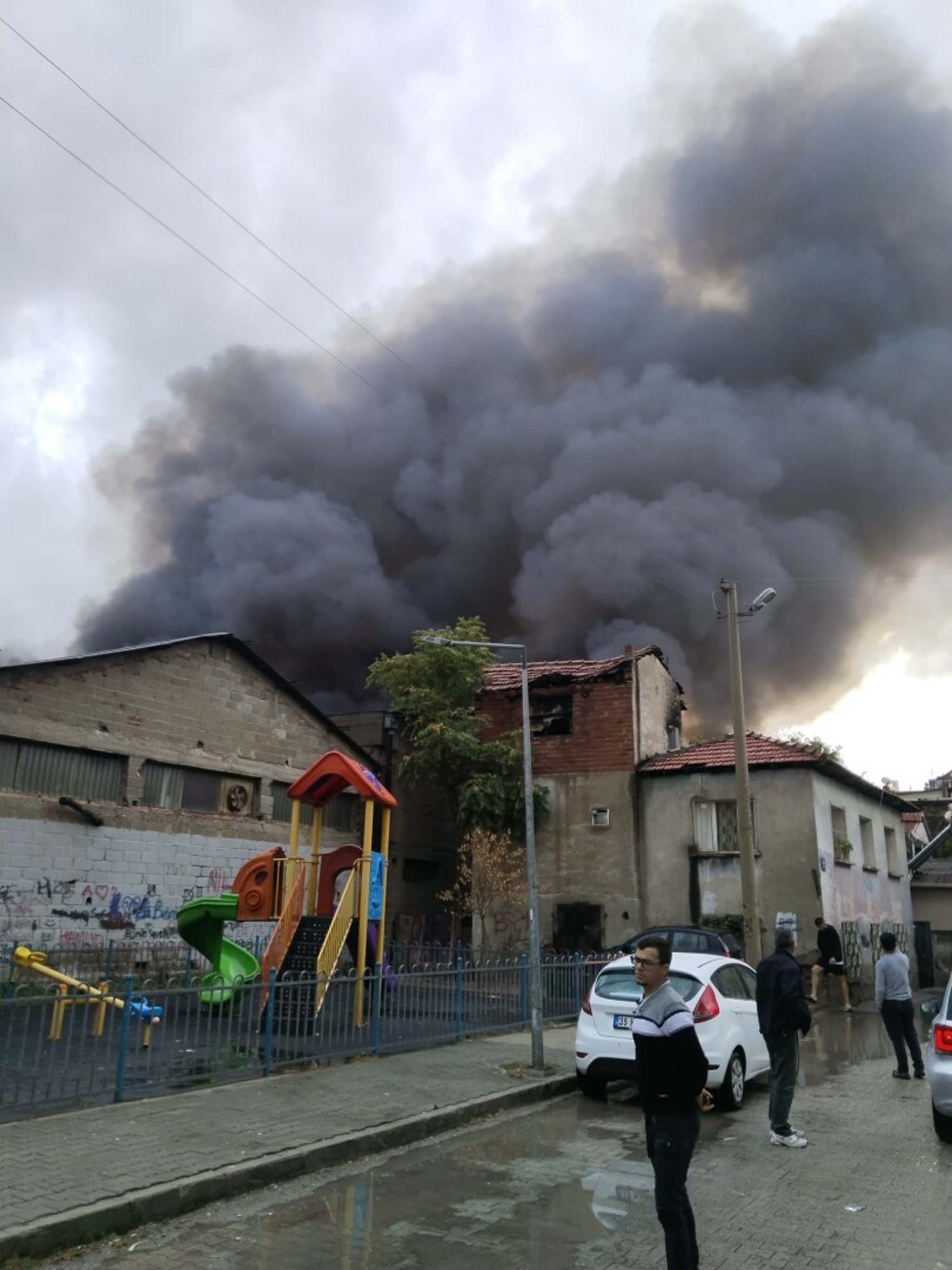 İzmir'de depo yangını