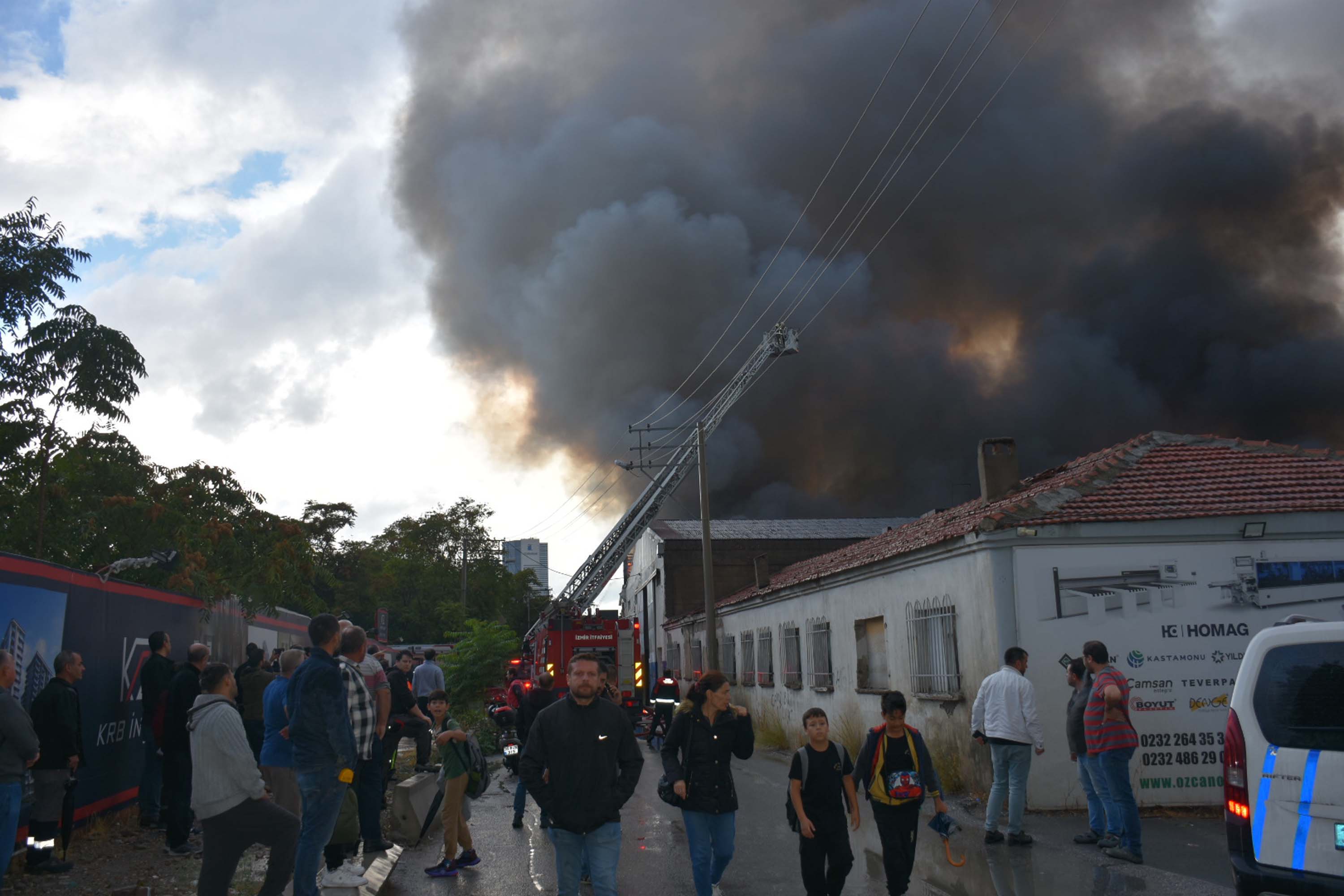 İzmir'de depo yangını