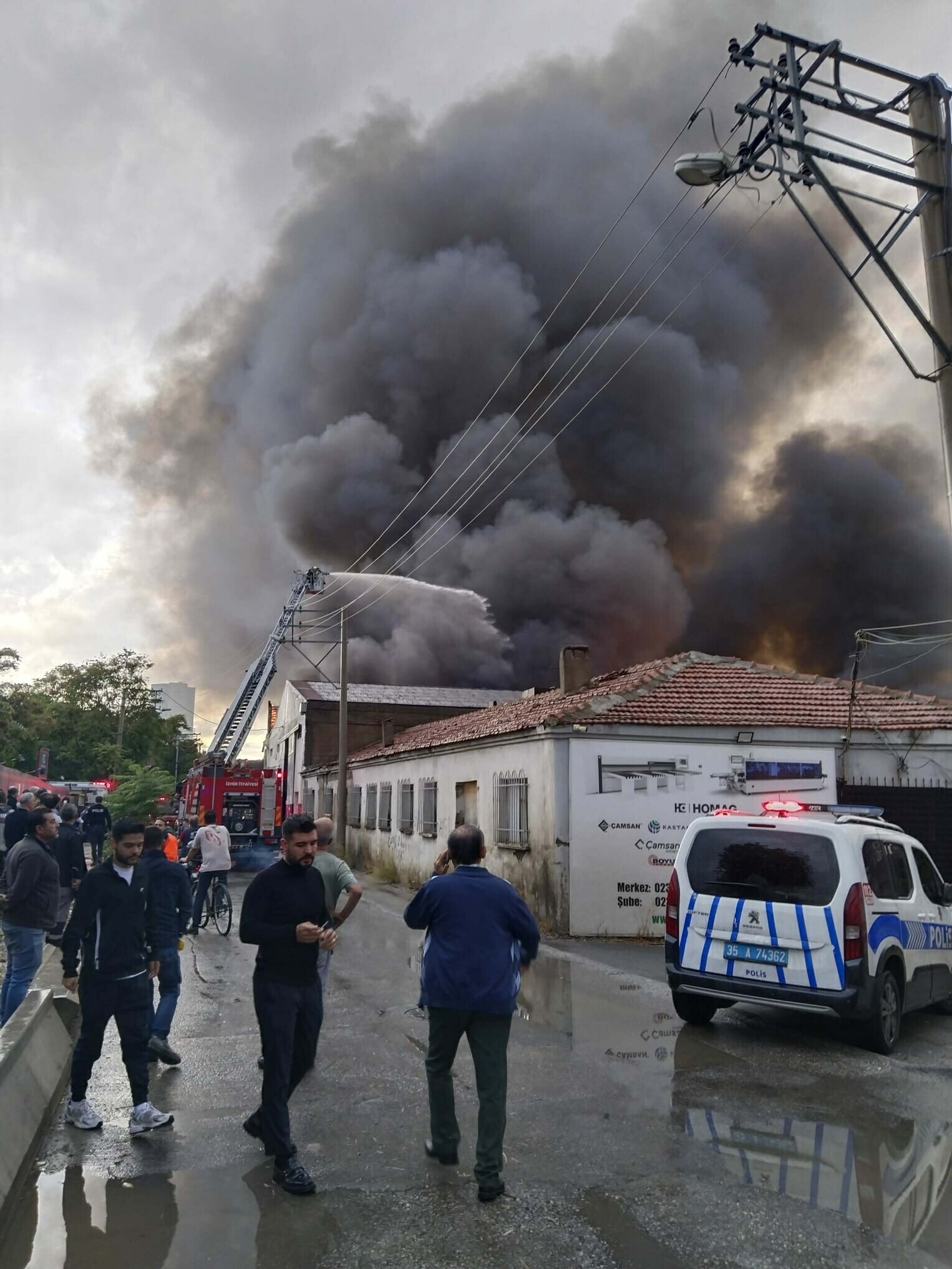 İzmir'de depo yangını