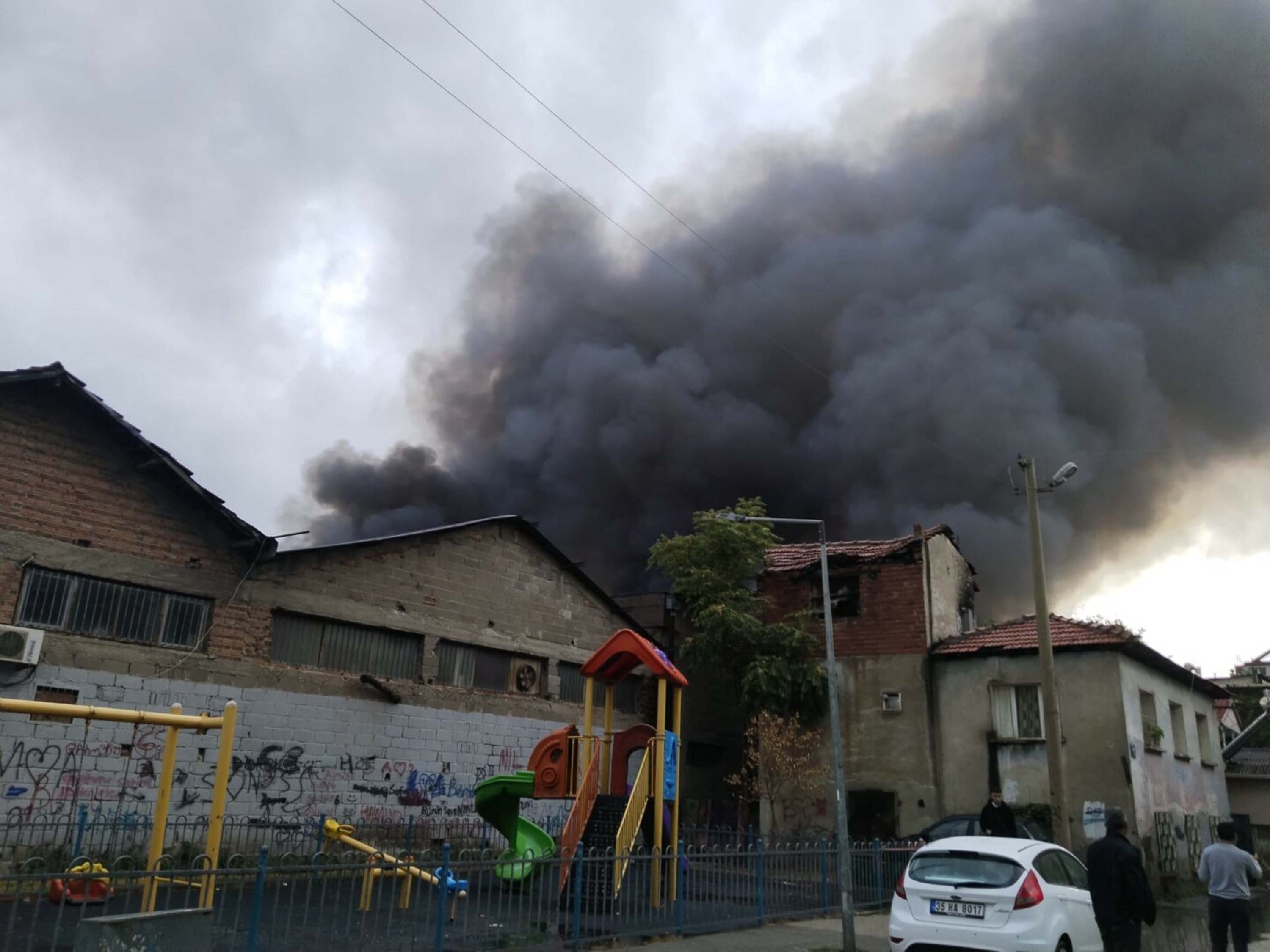 İzmir'de depo yangını