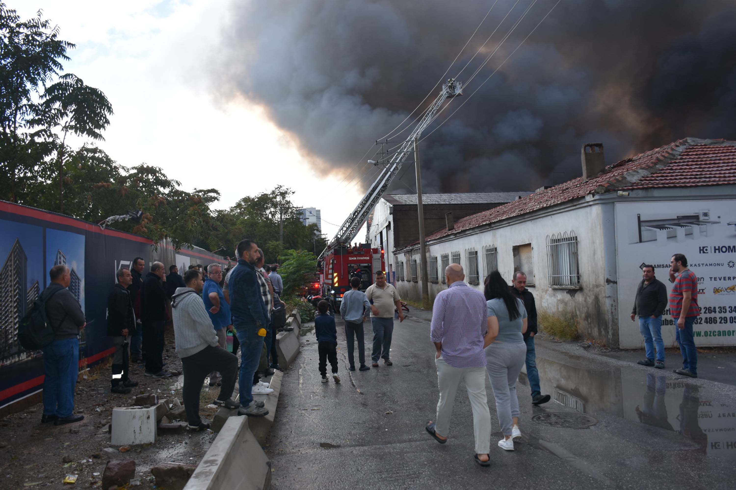 İzmir'de depo yangını