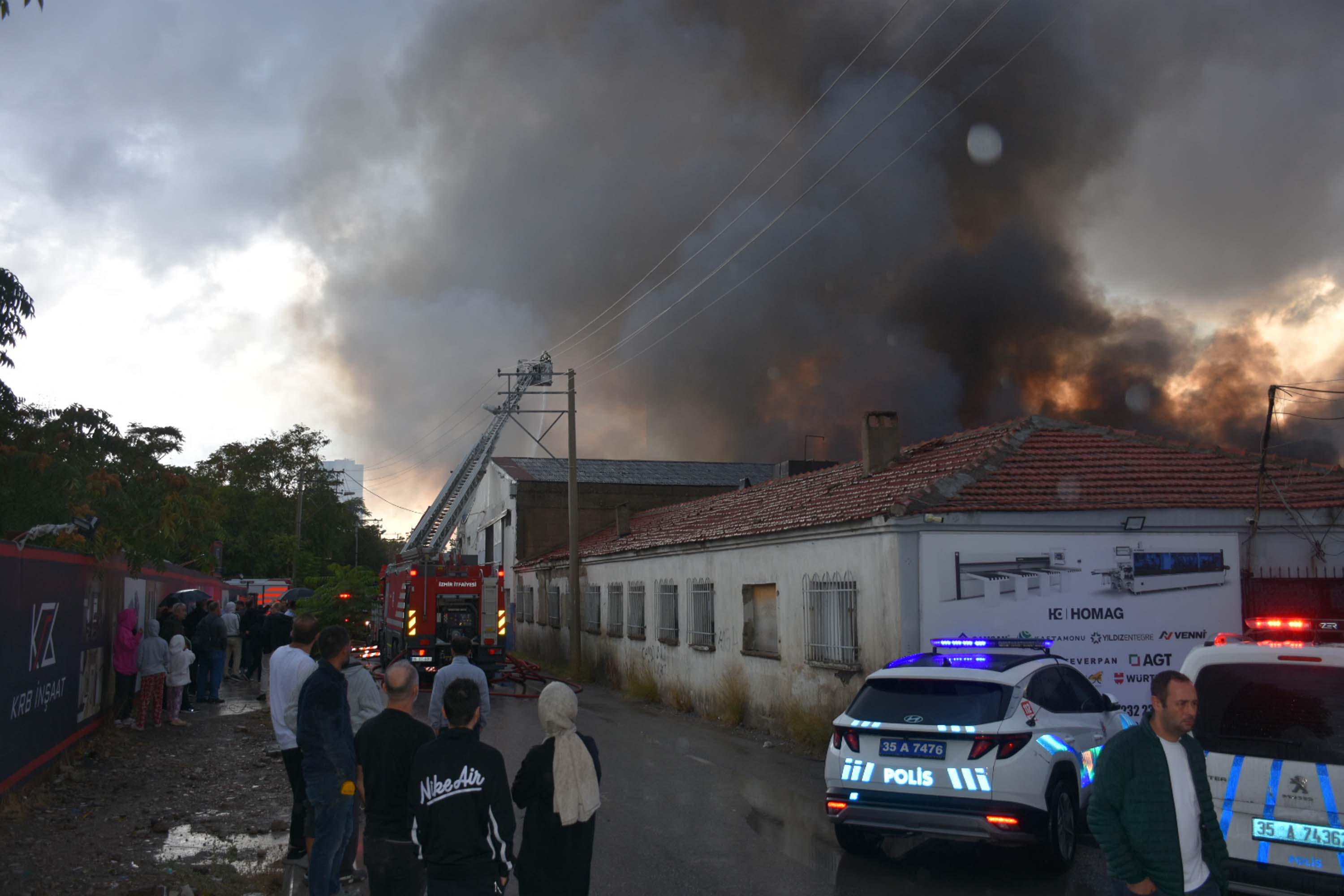 İzmir'de depo yangını